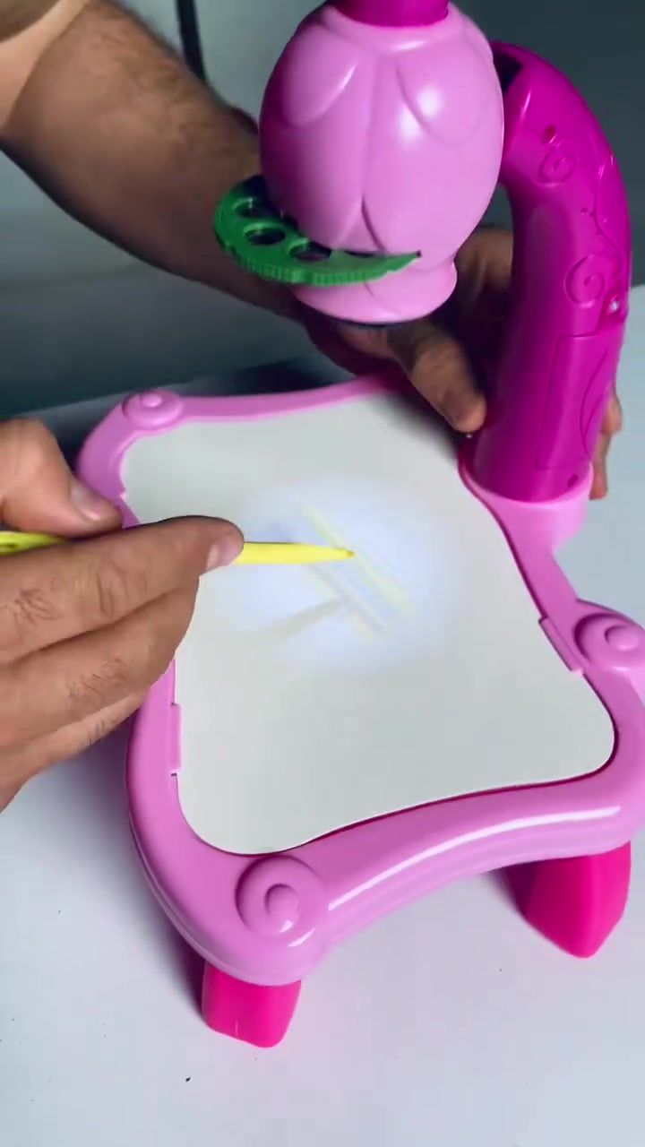🎨✨ خلي طفلك يرسم ويتعلم بطريقة ممتعة!

طاولة رسم بالبروجكتر تعرض 24 رسمة مختلفة ليتتبعها الطفل بسهولة 🖍️💡

تجي ويا 12 قلم تلوين مائي وسطح قابل للمسح وإعادة الاستخدام ♻️

لعبة تعليمية ممتعة للأطفال +3 سنوات 😍 

طاولة الرسم بالبروجكتر للأطفال مع أقراص عرض وألوان مائية

• لعبة رسم وتعليم ممتعة تساعد الأطفال على تتبع الرسومات والتلوين بسهولة

• مزودة بجهاز عرض (Projector) يعرض الأشكال على سطح الطاولة للرسم فوقها

• تحتوي على 3 أقراص عرض (Lantern Slide) مع 24 رسمة مختلفة

• إمكانية تعديل اتجاه الرأس للأعلى والأسفل مع تشغيل وإيقاف

• سطح قابل للمسح وإعادة الاستخدام (Erasable)

• تأتي مع 12 قلم تلوين مائي للرسم والتلوين مباشرة

• تصميم طاولة مخصص للأطفال بعمر 3 سنوات فما فوق
محتويات العلبة:
• طاولة الرسم بالبروجكتر
• 3 أقراص عرض
• 12 قلم تلوين مائي
• كتيب رسم (1 Book)
 السعر 15 الف فقط 
للطلب مراسلة الصفحة على الخاص 

#تسويق #تعلم_على_التيك_توك #تعليم_الأطفال #تربية_إيجابية


**إذا كنت صاحب هذا الإعلان وتريد حذفه لأي سبب، رجاءا أرسل رسالة إلى الدعم الفني**