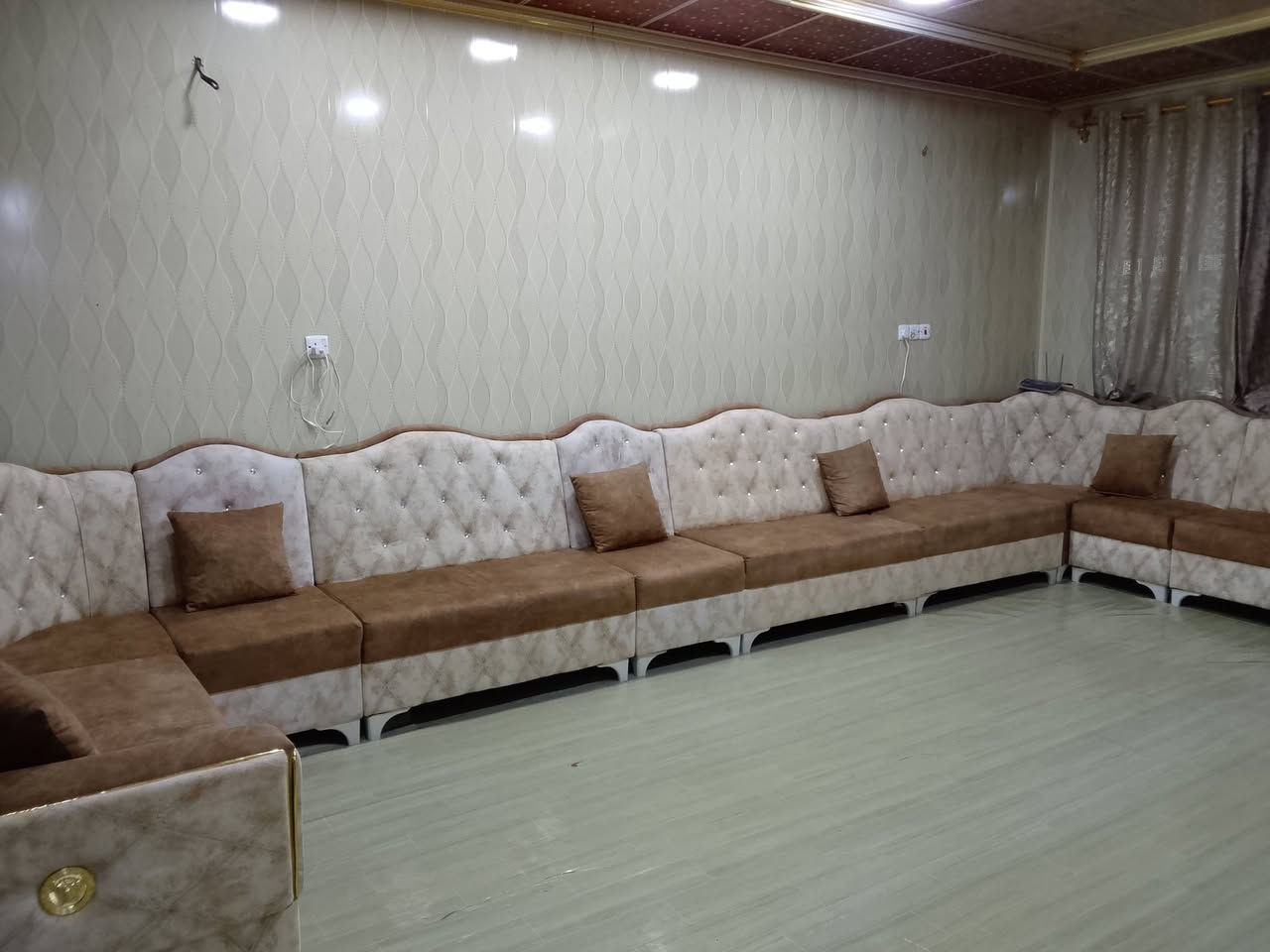 للبيع تخم ونص ديوان 10مقاعد تخم جديد استخدام شهرين فقط سعر 500 العنوان تاجي المشاهده ***********
