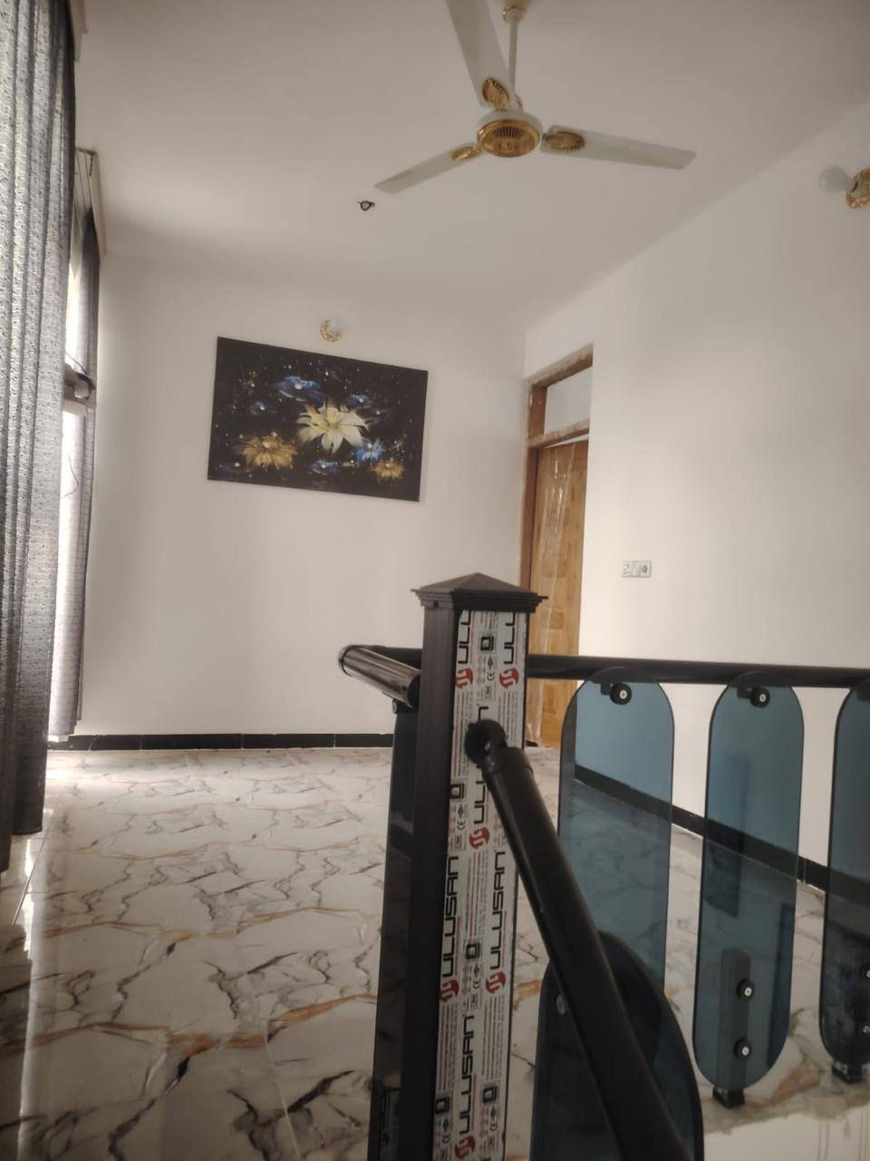 سلام عليكم بيت بهور رجب شارع الإذاعة مجمع البيت  الأبيض كهرباء ومي وتبليط مساحته 100متر  طابق ونص رايده ب85وبيه مجال بسيط ***********
