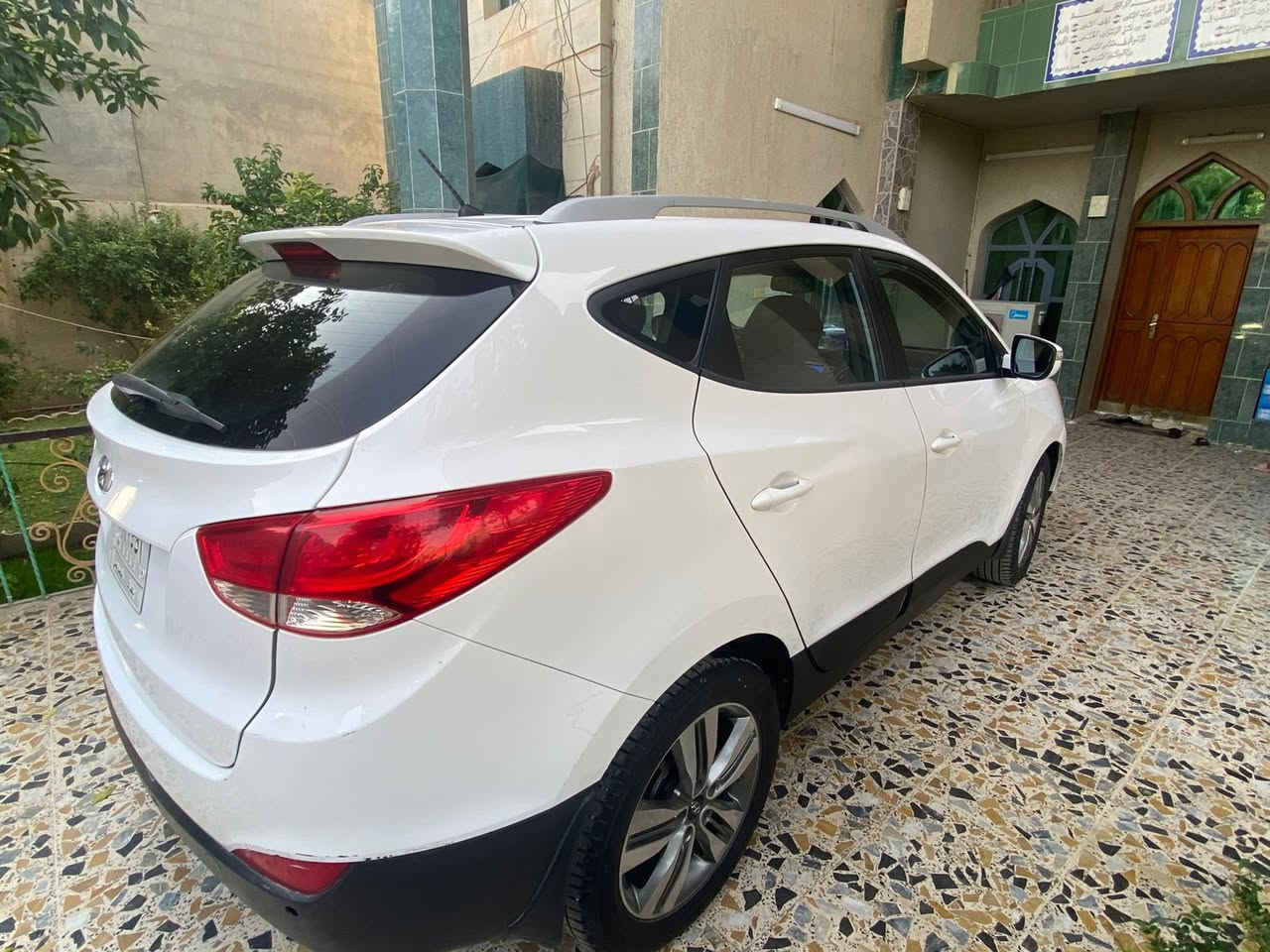 السلام عليكم
توسان ٢٠١٥ خليجي للبيع  السعر ١٤٥
ماشيه ١٣٣ كيلو
ابيض بغداد
محرك مفتوح
قبق جنطه نص مصبوغ فقط
السياره نضيفه وحلوه
صلاح الدين بلد
***********
