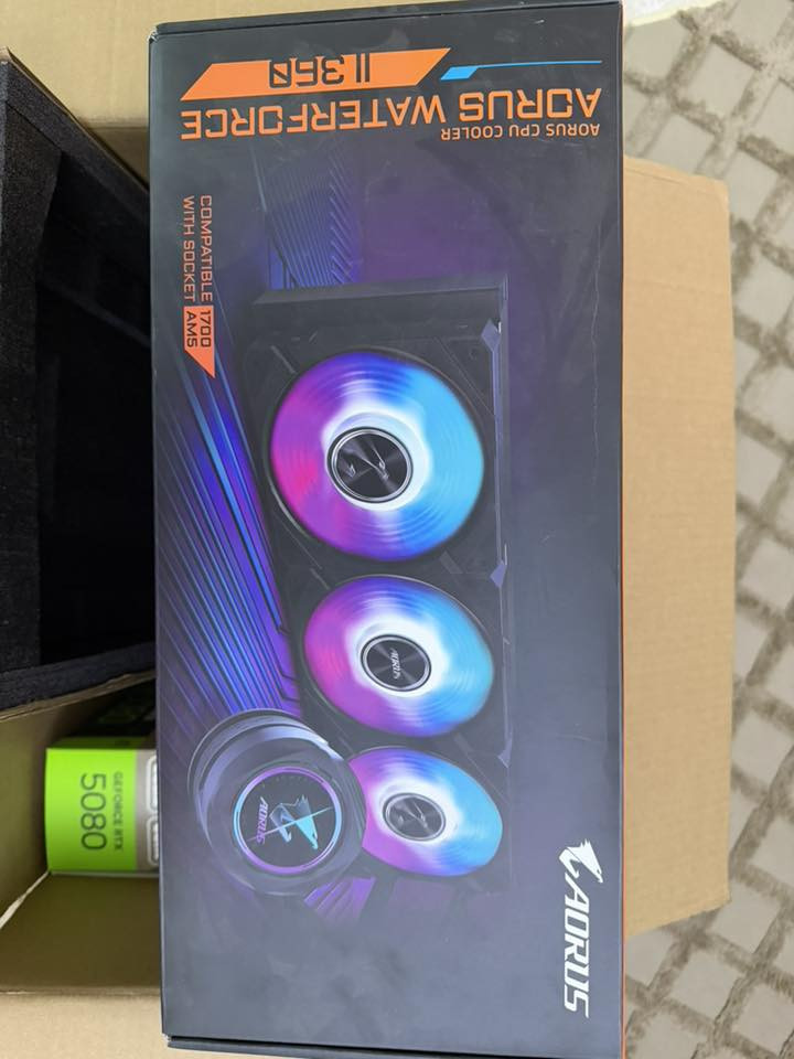 السلام عليكم، كيس مواصفات عالية للبيع استخدام قليل ونظيف جداً والكراتين كلها موجوده
MB. Gigabyte Eagle Z890 

CPU : Ultra 7 265 kf

Cooler : Gigabyte Aorus 360

Psu : Xigmatic 850 Gold pci 5 

GPU : Zotac OC RTX 5080

hard : Lexar M.2 nvme 1T

Ram : 32 DDR 5 G Skill 6000hz

Case : Darkflash With 7 Fan

  السعر 3,700,000 مكاني بغداد


**إذا كنت صاحب هذا الإعلان وتريد حذفه لأي سبب، رجاءا أرسل رسالة إلى الدعم الفني**