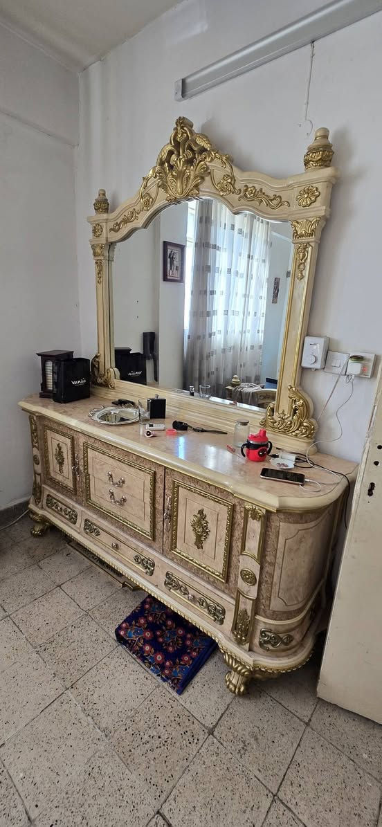 السلام عليكم لللبيع غرفة ماليزيه 
نظيفة كلش ومابيه اي نقص كامله مع ملحقاتها 
مكاني عمارات زيونه 
السعر ٥٠٠ الف دينار
رقمي  ***********
