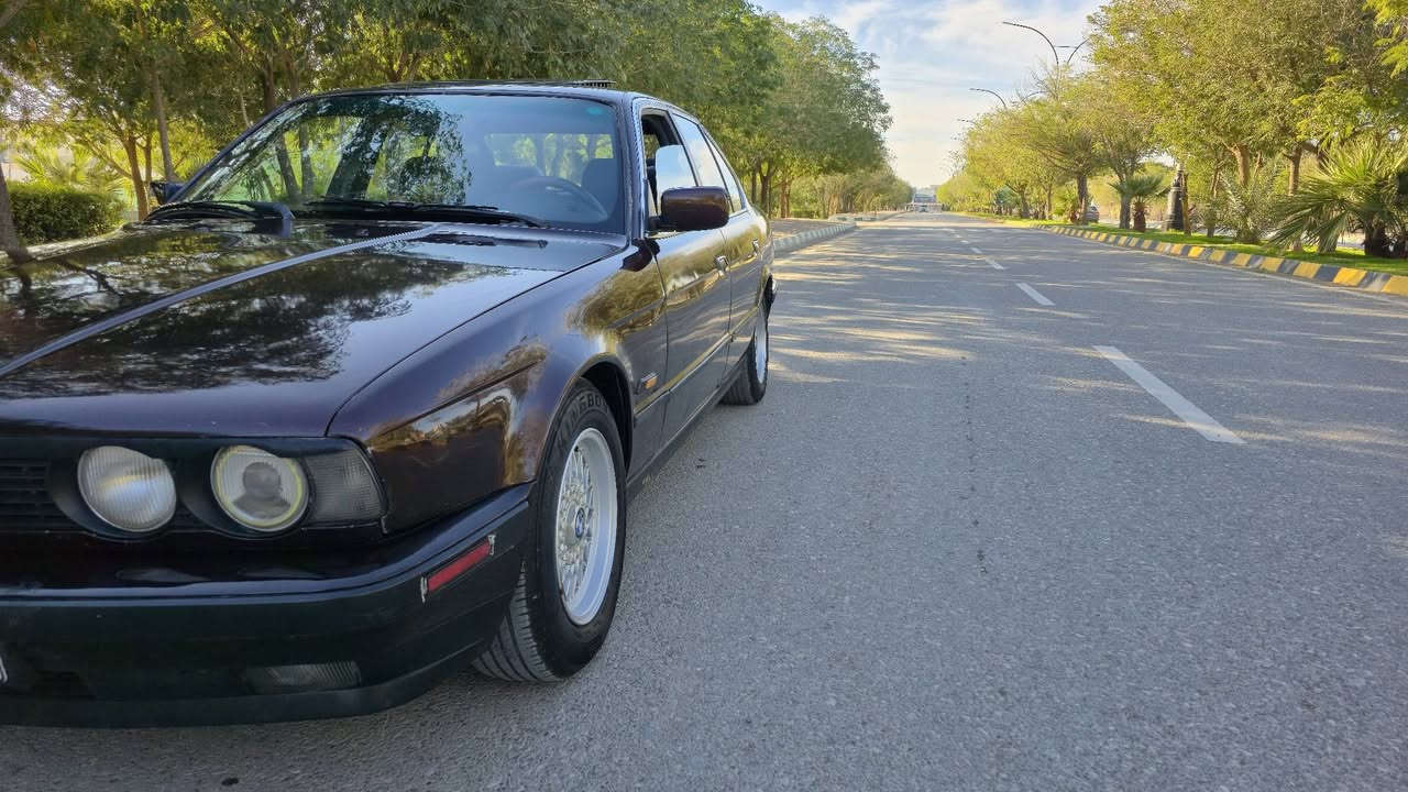 BMW 525
ئۆتۆماتیک 
مودیل 1991
رقم سلیمانیە رقم و سنوی جدید حتی شهر 6 سنە 2027
لون عنابی 
2 جام کهربائی
 مکینە 525 کبس عدل بدون صرف و بخار
 تبرید و تطفیئە بشرط
بدون ضربەصبخ جمالیه 
طایر وصدر امامی و خلفی جدید
کهربائی بشرط
سعر 58مجال
رقم  /***********
