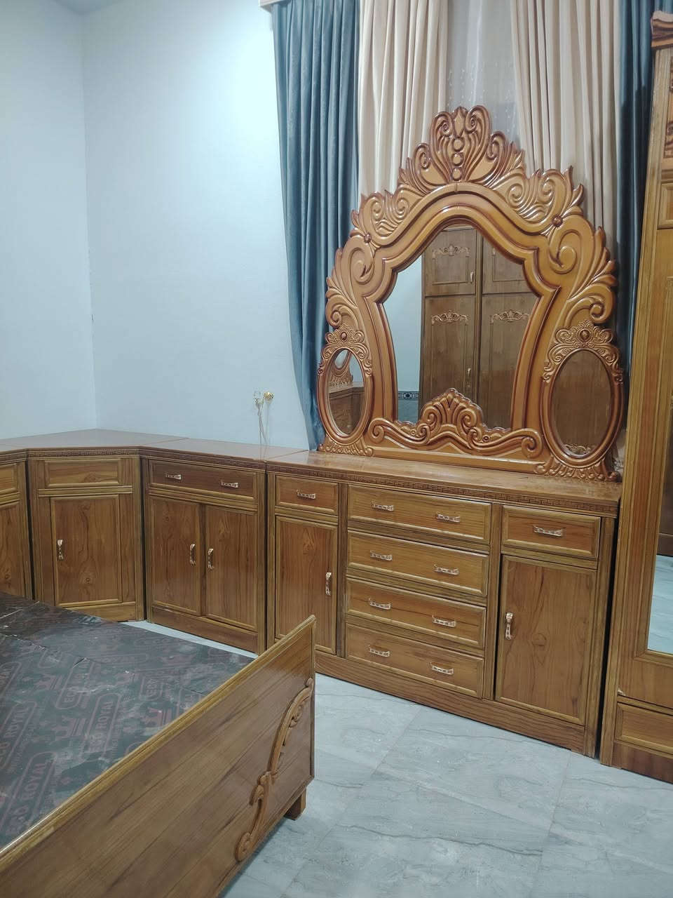 السلام عليكم توجد غرفت نوم للبيع صاج عراقي مستخدم شي قليل المكان بالرمانه البوعبيد مستخدم شهر واحد فقط للإستفسار التصال عل هاذ رقم ***********
