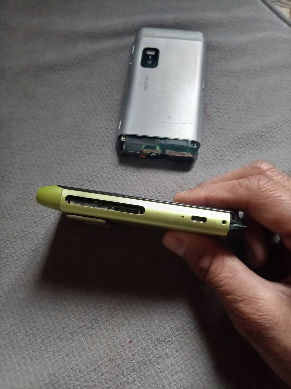 السلام عليكم
N8 و E7 طافيات فحم
قطع غيار الي يفيدنة
25
***********
