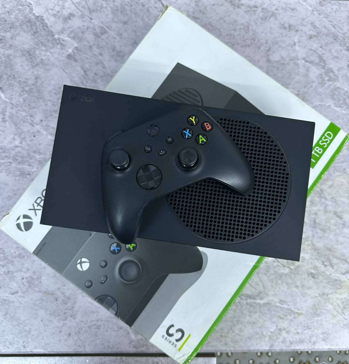 "للبيع Xbox Series S Carbon Black 1TB (1 تيرابايت) نسخة 2024.
المواصفات والنظافة:
  الجهاز أخو الجديد مستخدم كم شهر فقط، ومع الكارتون وكافة ملحقاته الأصلية، وأكيد يد التحكم السوداء الأصلية.
  السعر: 530,000 الف
  للتواصل واتساب فقط***********
