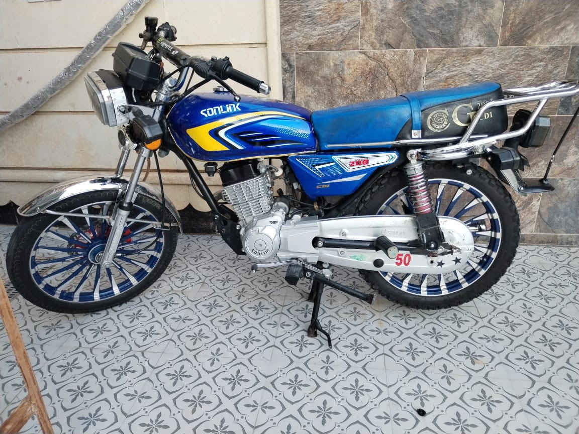 السلام عليكم دراجة للبيع سيفان سونك موديل 2024 شكل 2025 الدراجة كاملة مكملة مابيها اي نقص أوراق موجودة تجي تفحص بعينك وتشوف مكاني الدجيل حي الجمعية السعر خاص هأ ***********
