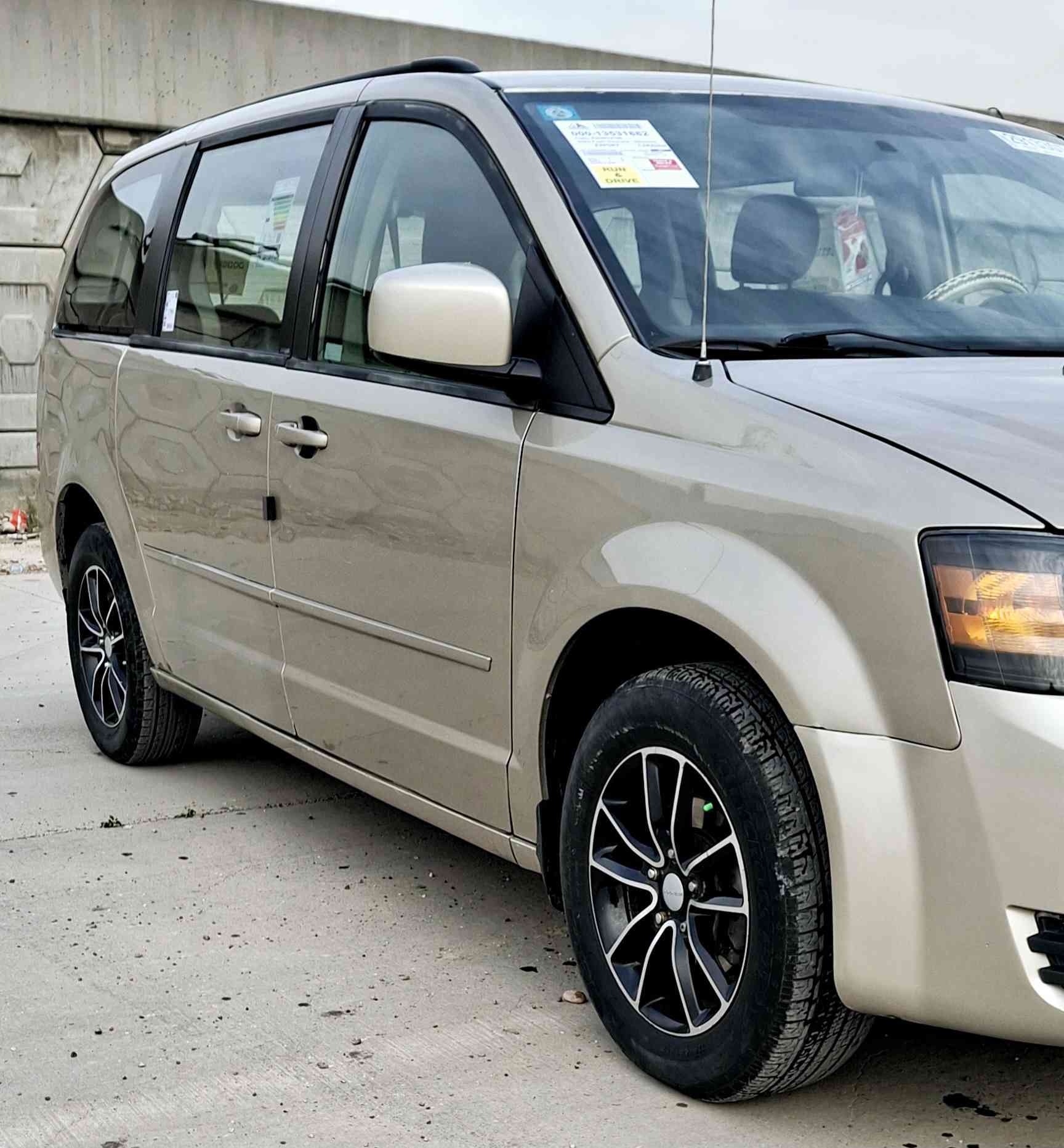 السلام عليكم دوج كرفان ٢٠٠٨ وارد أمريكي مكينه ٣٣٠٠  السياره بدون حادث بدون تبديل داخله كلين بيهه صبغ بالعراق مكانات ابيع حزام رقم بغداد تحويل مباشر ماشيه ١٥٠ الف فول مواصفات عدا الابواب ميكانيك ثلاث قطع تبريد سبعه راكب جام سته كهرباء شاشه بالسقف   كشنات بلع كشن السايق كهرباء كير مكينه مكفولات صدر أمامي وخلفي نضيف تخم تاير تبريد تتدفة شغاله السعر (   ١٠٥  ) بيهه مجال الاتصال   ***********  مكان بغداد
