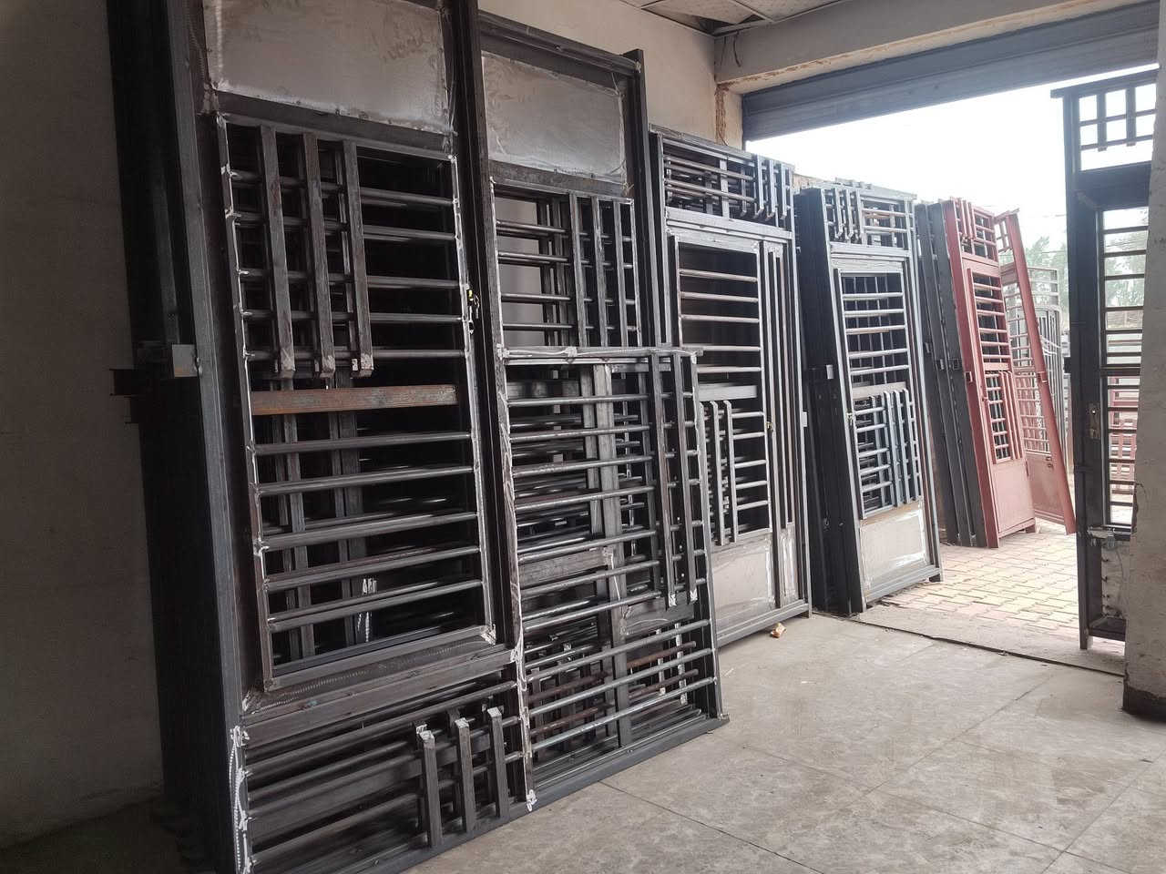 معمل حداد السلام بواب وشبابيك جملة فقط جنل ٣ مليم ونص ولا داخل مليم ونص شخل درجة ولة مكاني بغداد جملة فقط ***********
