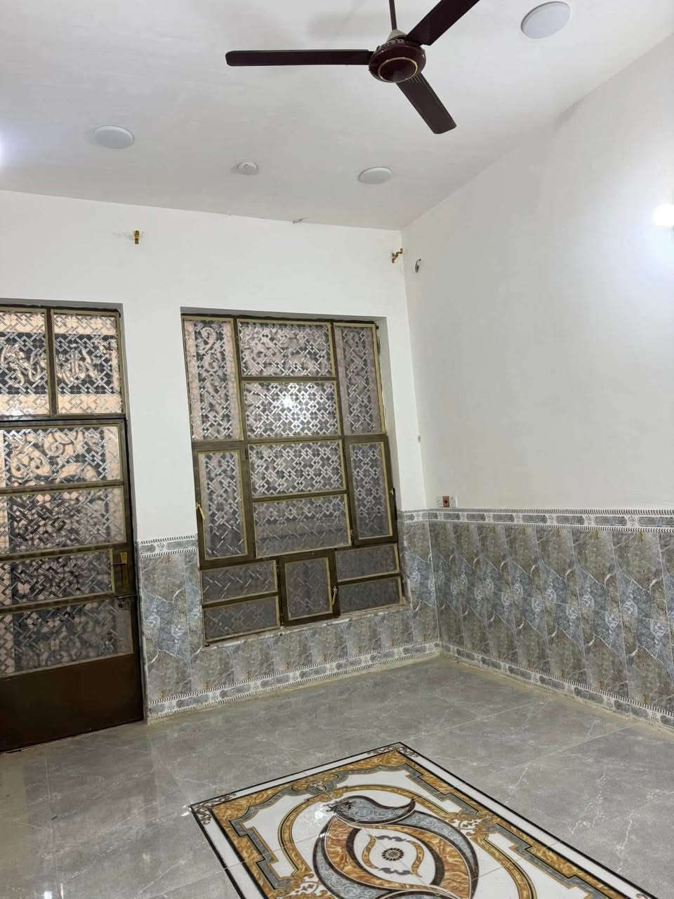 بيت للبحار مساحه 100 متر قرب معمل الغاز طابق واحد تصال ***********
