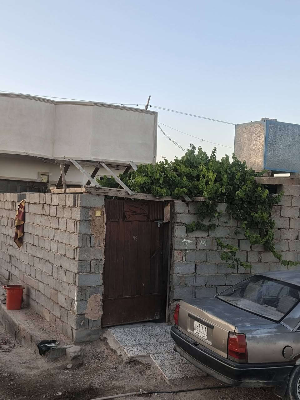 للبيع بيت بحي المختار عقد مساحه 130متر شارع 10متر ثالث بيت عن شارع 15
غرفه وصاله ومطبخ واستقبال وحمام البيت كامل 
السعر 28وبيه مجال 
***********واتس
***********واتس
