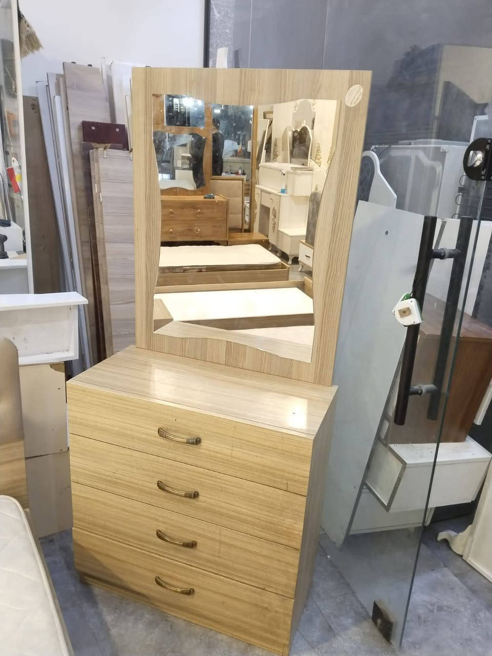 غرفة نوم 7 قطع شبابي للبيع مع ودواشك جرابي عدد 3 سعر 300 للتواصل ***********
