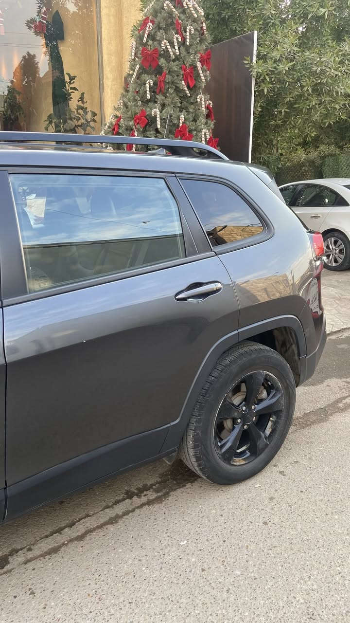 ‎للبيع 
CHEROKEE 
Jeep 2016 4X4 4WD
2.400cc محرك اقتصادي 
ماشية 53 
حادثها : بدون ايرباك 
الصبغ :  بنيد + جاملغ امامي ايسر + جاملغ خلفي ايسر 
رقم الشاصي : 1C4PJMDB2GW300028
حدادية 50% 
السعر 125$ 
العنوان : بغداد / منصور 
***********
