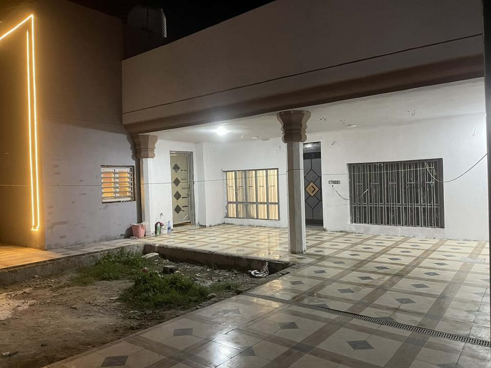 📍 الموقع: بابل الحله منطقه الوردية – خارج شارع المشجر قرب ملعب بغداد

🔹 ركن – يبعد 20 متر فقط عن التبليط

🔹 الدار باسمي شخصياً

📜 السند: طابو زراعي سند 25

📐 المساحة: 300م بالسند

📏 واقع حال: 350م

📏 الواجهة: 15م

📏 النزال: 20م

✨ بناء حديث جاهز على آخر حبة – بدون أي تعديلات

🔸 غرفتي نوم ماستر (سويتات داخل الغرف)

🔸 هول 4×8

🔸 غرفتين 4×5

🔸 استقبال 4×6

🔸 مطبخ حار 4×5 + مطبخ بارد 4×5 (مساحة كاملة ومريحة)

🔸 صحيات خارجية

🔸 بيتونة

💎 المواصفات:

✔️ جميع الأبواب قاصة درجة أولى (خارجي وداخلي) بتصميم مميز

✔️ تأسيس كهرباء حديث

✔️ تأسيس ماء ومجاري كبس حراري

✔️ غرفة نوم تركية

✔️ سبالت عدد 2

✔️ كيزر هيتكس أصلي + هيترين عدد 2

✔️ 3 تانكي سعة 2000 لتر

🏠 البيت شبه فارغ وجاهز للسكن فوراً

💰 السعر: 105 مليون وبيه مجال للشراي

📩 للاستفسار الاتصال أو خاص:

***********

♻️ #موقع_مميز_جدا

🏢 #عقار

#عقارات_العراق

#ترند #اكسبلور

⸻
