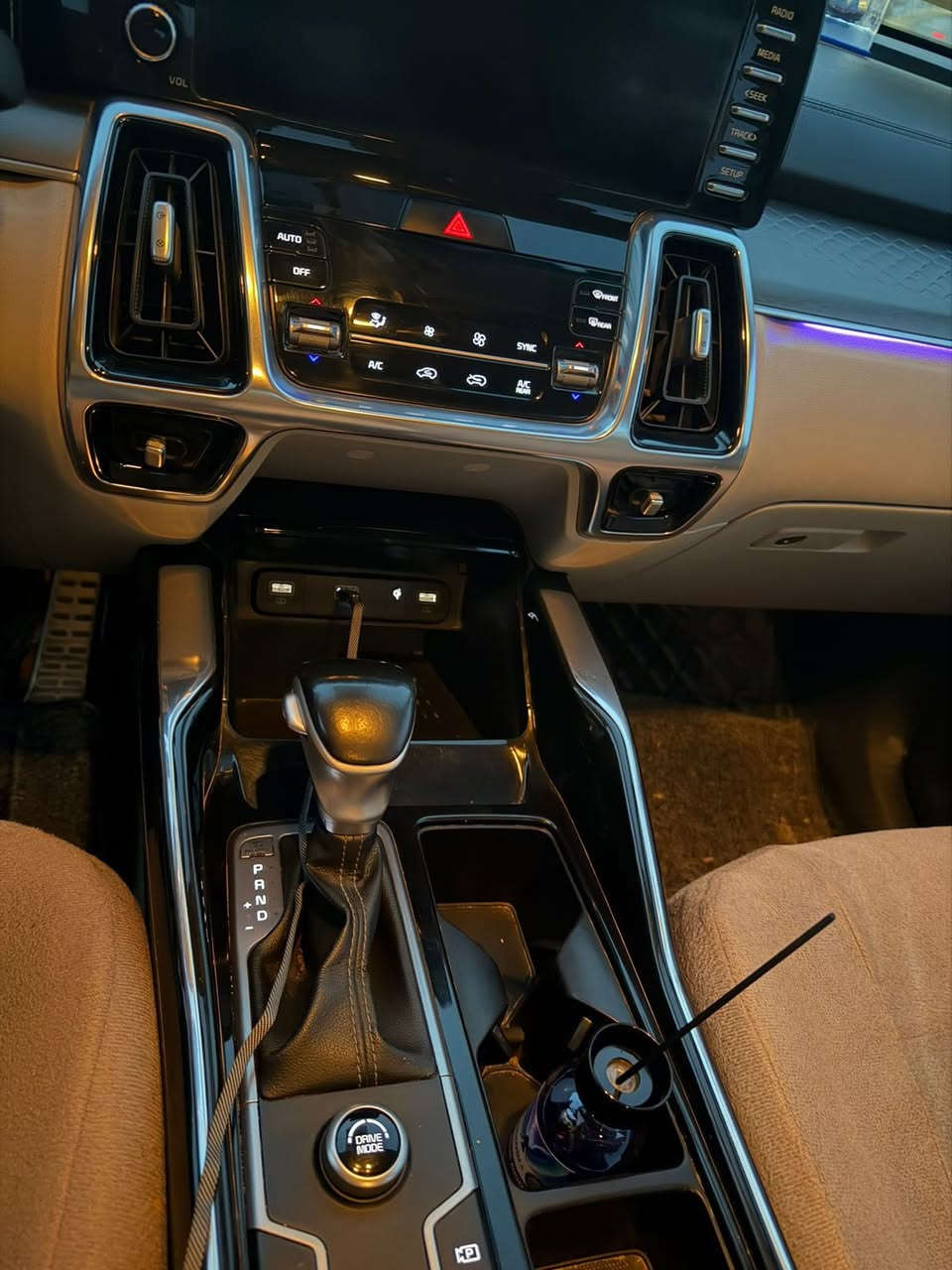 سورنتو موديل 21فول موصفات عده البانوراما رقم بغداد خليجي السياره مكفوله كفاله عامه السعر 275 ماشيه 80 سياره جديده جدا اي استفسار خاص او اتصال ***********
تحكم استيرن 
اشاير بالمري 
كشنات كهرباء 
حساسات امامي خلفي 
كامرات 
شحن لاسلكي 
جنطه كهرباء 
انضمة قياده 
بردات خلفيه 
6سلندر 
وهواي موصفات بعد
