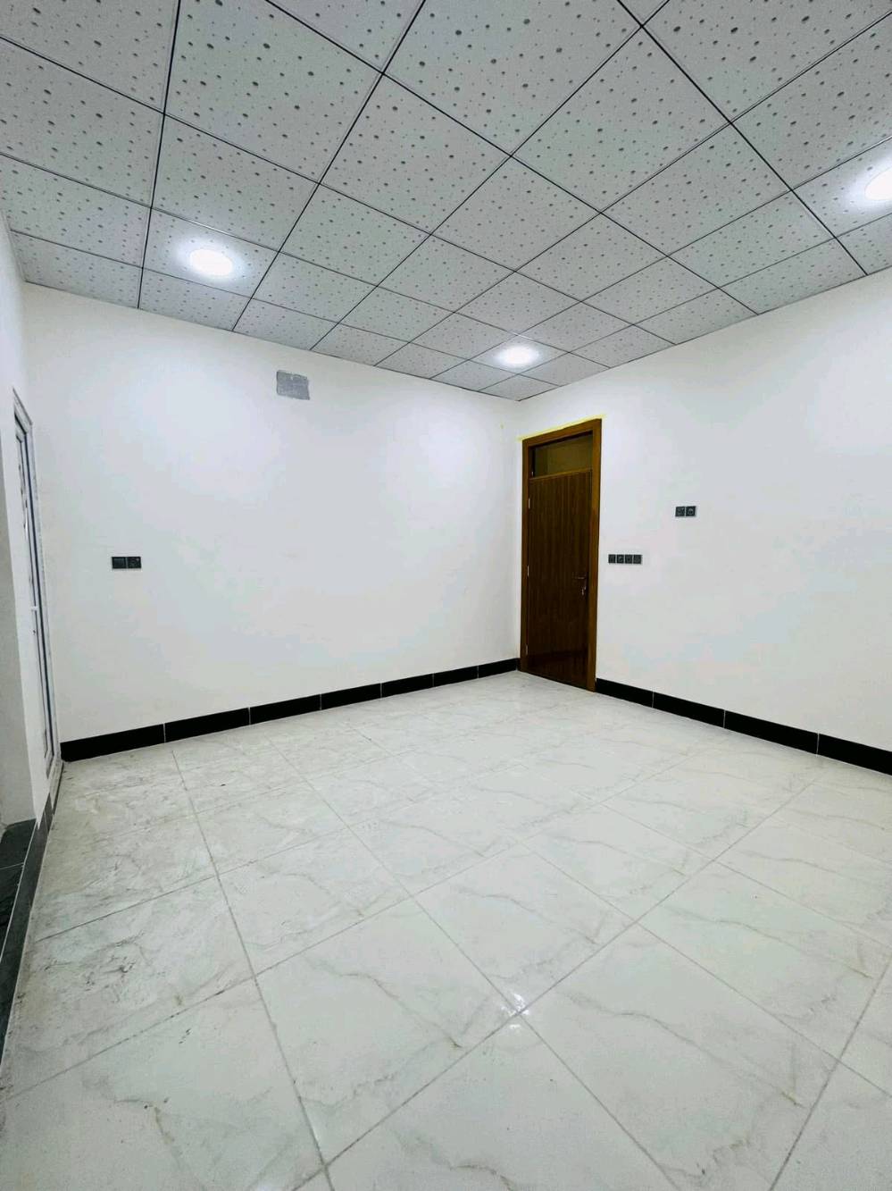 عدي ١٠٠ طابقين جديد بحي السلام ٣غرف 
يردو ٦٥٠ ست اشهر مقدمه خلي يمج 
مباشر
