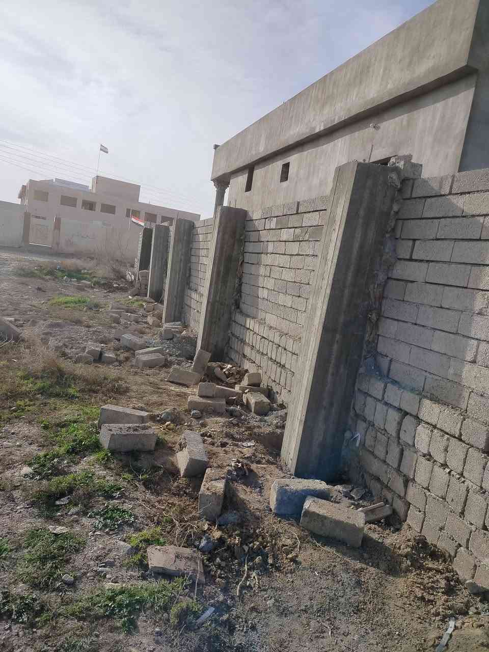 السلام عليكم ورحمة الله وبركاته كادر نجاره وصب بيتونات مخزن قرفه خارجيه منهولات دنك باب دنك حايط اتصلل ودلل واذا ما عندك في سبيل الله ***********
***********
