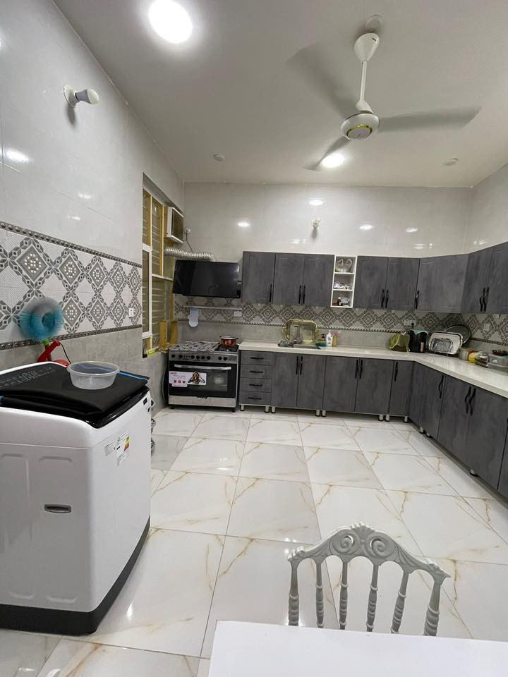 السلام عليكم بيت لبيع 100م بحي الغدير صابو صرف بناء حديث لاستفسار 
***********
***********يوجد وت ساب او خاص
