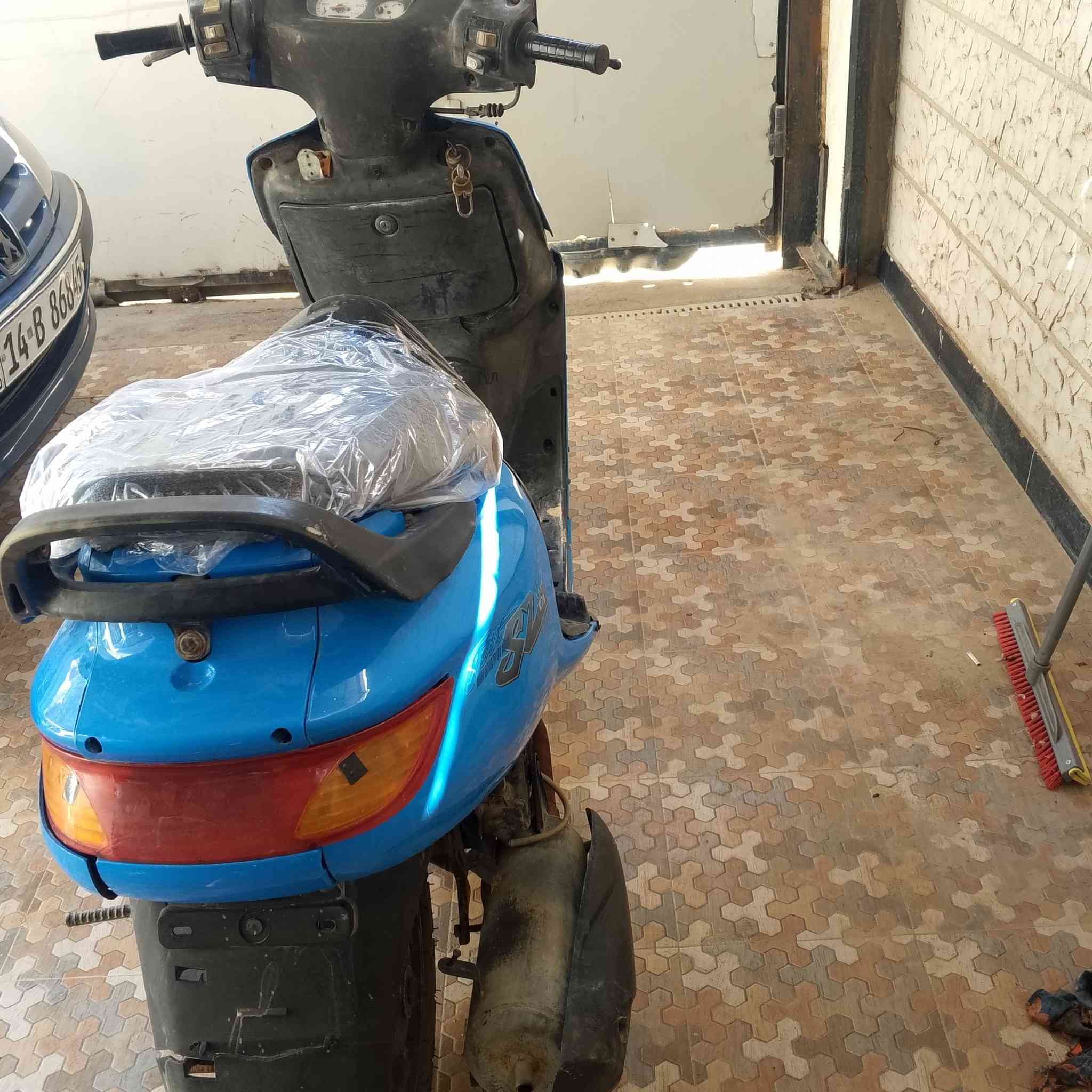 دراجه فراشه
تخم دبلات امامي خلفي 
تخم تايرات مع البنزات مع الواير البريك الخلفي 
هندر وسلف 
لايت عالي ناصي مع نشره حاليا ماشتغلن الباتري هابط 
تخم كلجات امامي خلفي مع القايش 
الكفرات البلاديه فقط الامامي بيه كسر 
السعر 285 وبيها مجال بسيط 
المكان البصره الصالحيه 
الرقم ***********
