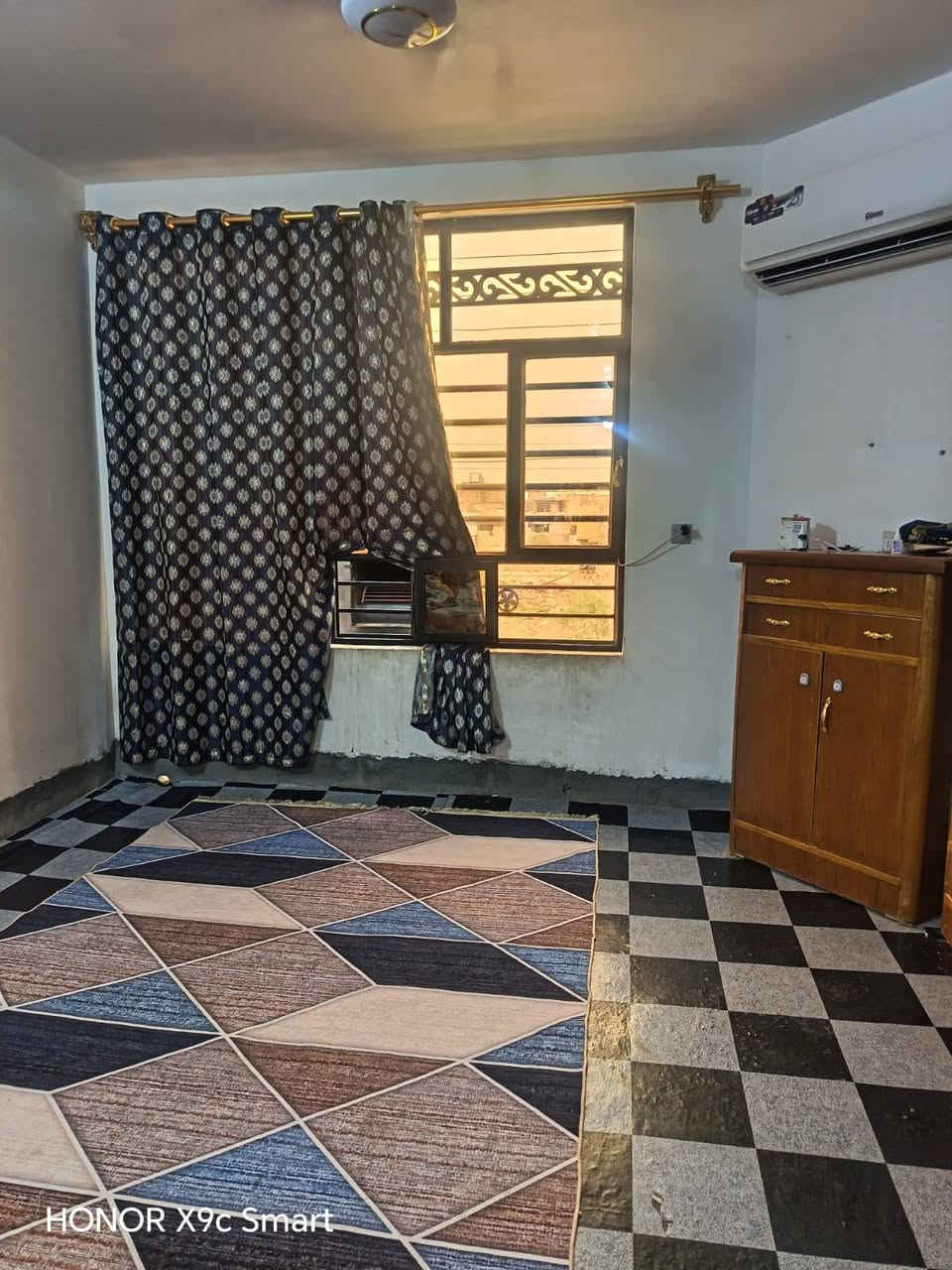 بيت مساحه٢٠٠ متر بناء 2021  4غرف نوم + استقبال + مطبخ وهول درج دوار العنوان نهاية مسقط شارع مدرسه الشهيد محمد مجبل العلياوي منطقه مخدومه تبليط مجاري مقرنص  يبعد عن المدارس ١٠٠ متر ملاحضه الأرضيه  مطبگ شتايكر مخلي مساحه للكاشي السعر 90 مليون وبي مجال قليل ‏‪
‏‪0771 100 7953‬‏ الاتصال عله صاحب الدار مكلف بلنشر
