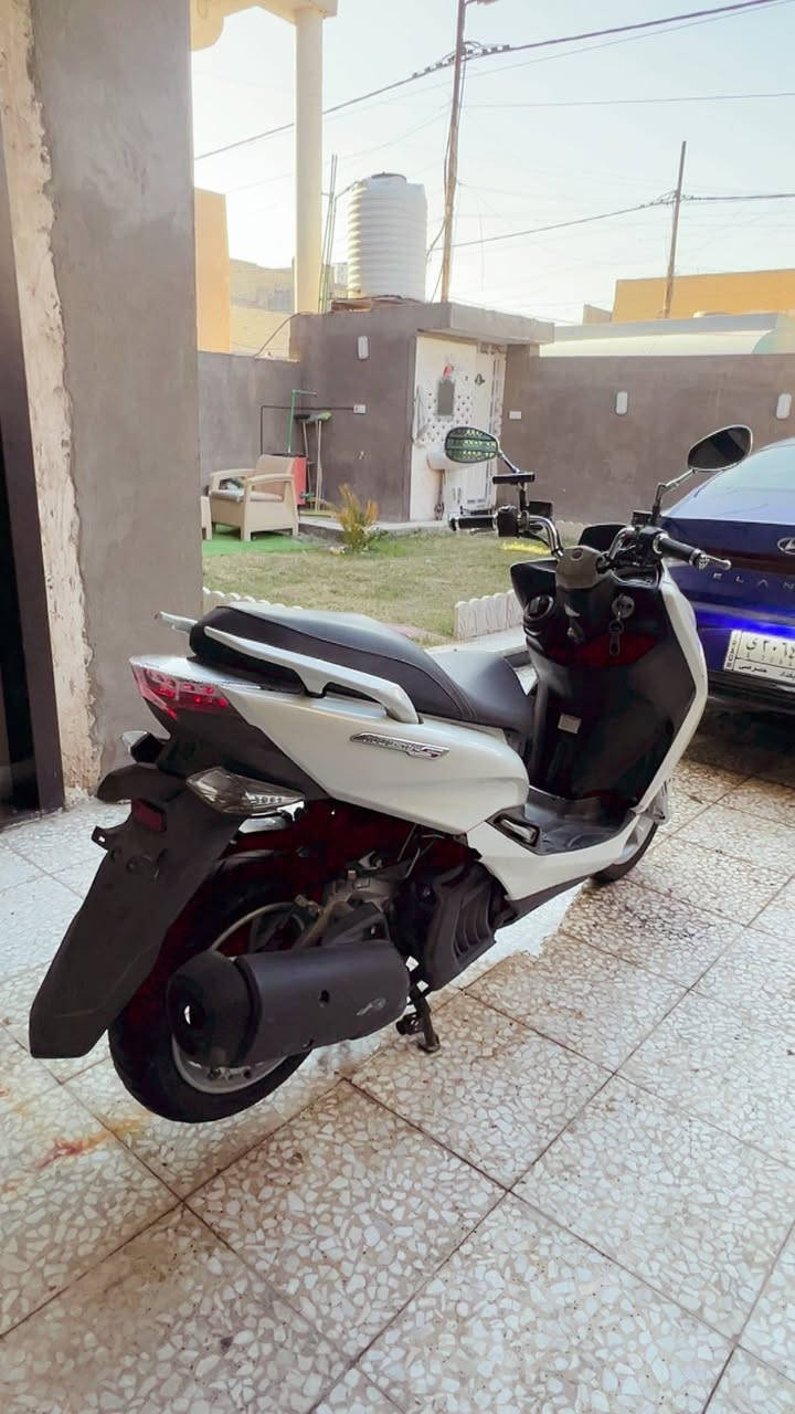 السلام عليكم دراجه ماجستهs صارله3اشهر نازله من الرمبه عله ايدي دراجه جديده اسويجات عدد2 اوراق اصوليه كامله دراجه كل نقص مابيه مكاني كماليه شارع لاصفر*********** ماشيه41
