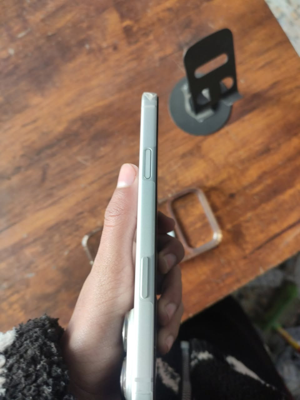 لسلام عليكم 
عندي ايفون 17برو ماكس 
جهاز جديد باكيت مستخدم شي قليل كلش وبعده بضمان الشركه 
نموذج M+ذاكره 256
بطاريه 100🔋مشحون43
لونه ابيض علئ سلفري ومخليله بكج حمايه كامل تغليف +حمايه سماعات 
سعره مليون و850وبيه مجال 
مكاني ناصريه سوق شيوخ 
رقمي *********** تصال مباشر او وتساب
