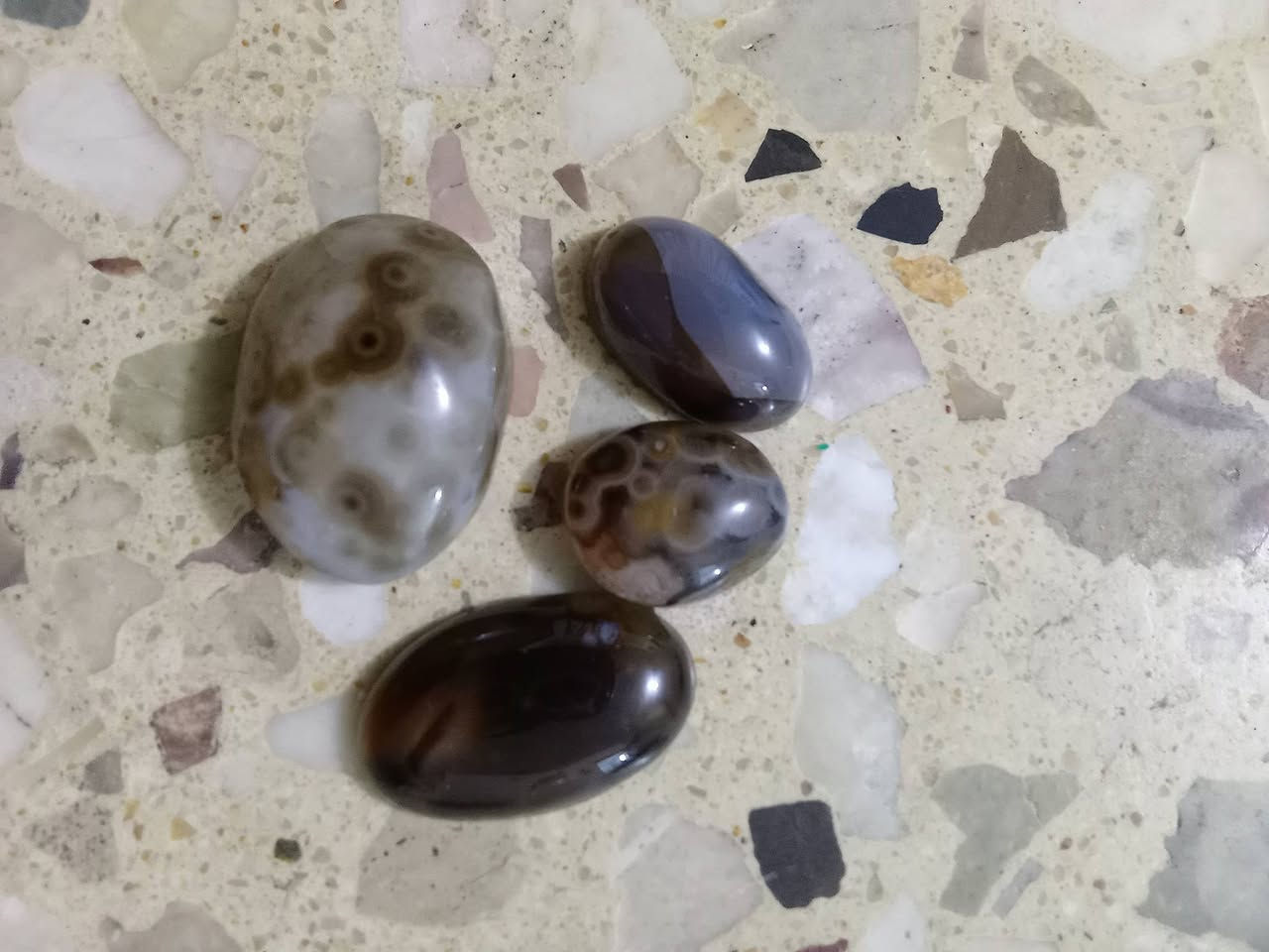 احجار كريمه وسليمانيات ثنين نواعم واثنين وصط احجامهن يجنن مصورات كلهن عيون اربع قطع جوه سعرهم 12 الف التوصيل 5 محافظات  6 توصيل فقط


**إذا كنت صاحب هذا الإعلان وتريد حذفه لأي سبب، رجاءا أرسل رسالة إلى الدعم الفني**