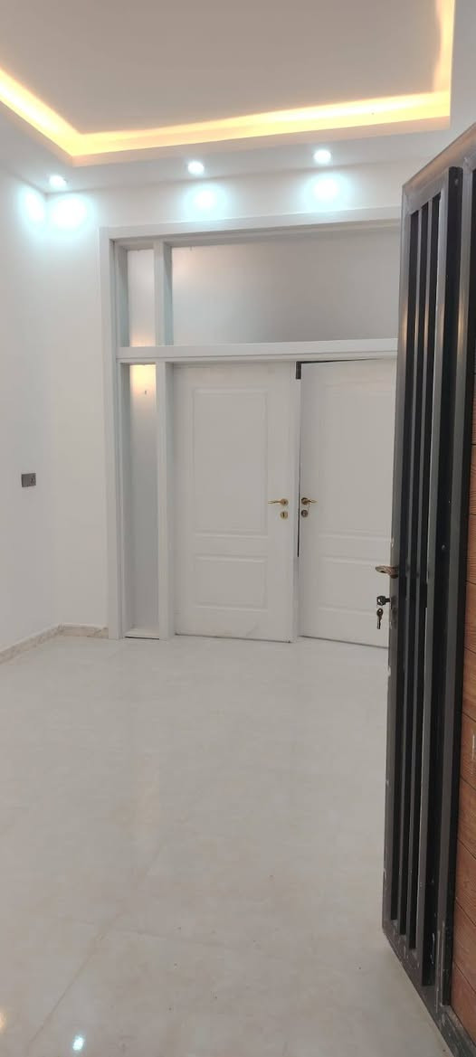 دار للبيع 100م طابقين 3 غرف جديد مامسكون بناء درجه اولى موقع الدار حي الاطارات على حديقه
 للاستفسار الاتصال على الرقم ***********
