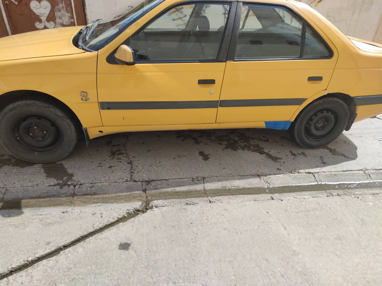 سيارة للبيع بيجو 405  سياره موجود بكركوك
ج جديد لايت زينون دوشمه جديده تايرات نص عمر چاملخ خلفي سكن بيها ضربة هيئة مطلوبه ينزل من السعر مابيها غرامات السعر25 ورقه وبيها مجال والسيارة بأسمي بي كوبون بنزين
العنوان كركوك () رقم تلفوني ***********
