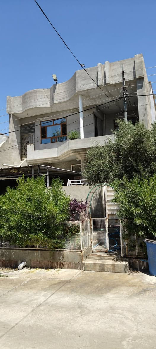 � بيت للبيع – توزيع قائمقام مسجل طابو 🏡
📍 الموقع: امام عباس - فرع سمج مقابيل الموكب

📐 المساحة: 220 متر مربع
📏 الواجهة: 10 متر
📏 العمق: 22 متر

🔹 تفاصيل البيت:

* طابقين
* صالة واسعة
* استقبال
* مطبخ
* غرفتين نوم
* مجموعة صحية
* أرضية سيراميك
* حديقة
* كراج سيارة مسقف
خط مشروع + بئر ماء

,,, طابق الثاني مكون

.غرفة نوم 
استقبال 
صاله +مطبخ
وصحيات 

📞 للاستفسار ع رقم 
***********
