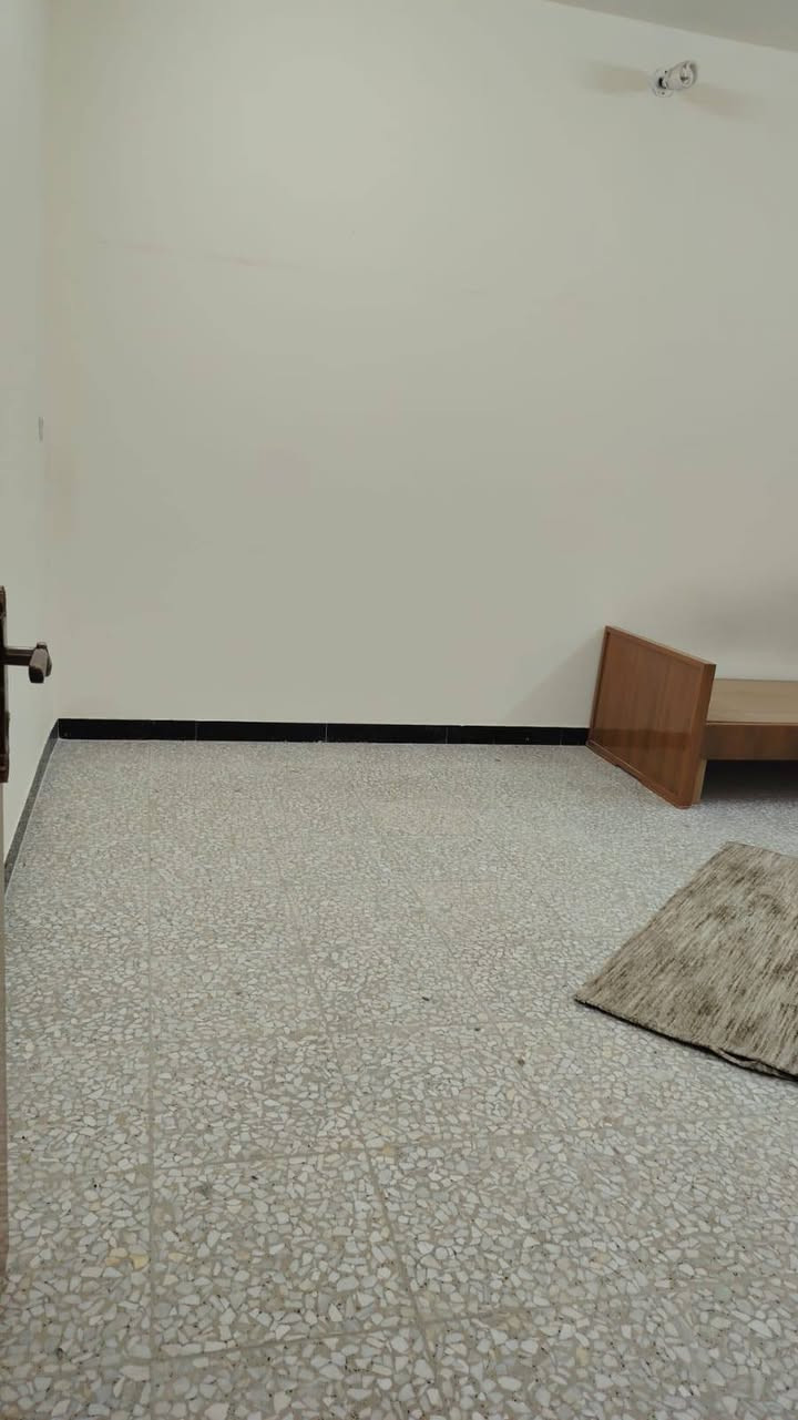 دار للبيع حي السلام في النجف
(100 م)طابق واحد صب.
السعر(210 مليون)
منطقة 37 شارع 10
قرب مدارس الامام علي. 
غرفة وصالة واستقبال ومطبخ.
مكتب الغدير
***********
