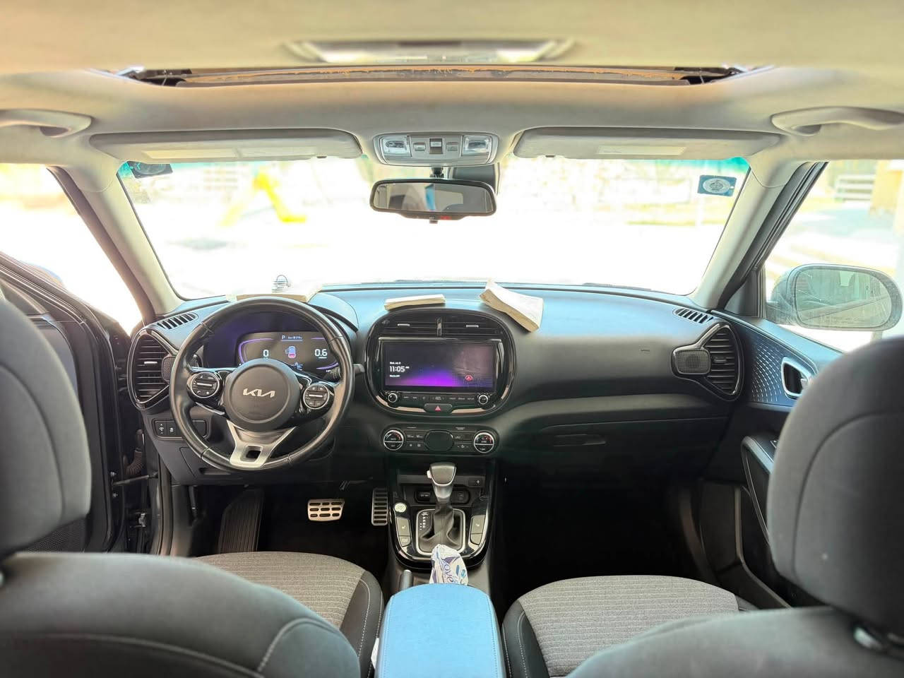 🚗 كيا صول 2023 وارد أمريكي (حُرّة) – بحالة الوكالة وجاهزة للتحويل ثاني يوم! 🚗
سيارة حديثة، اقتصادية، وبقمة النظافة.."بالعافية على اللي راح يآخذها".
 الحادث: جاملغ وبنيد فقط (صبغ خارجي بدون أي دواخل).السونار موجود
 باقي السيارة مكفولة بالكامل، كلها ليبل واحد، كير ومكينة وتبريد بشرط الكفالة.
 ماشية 48,000 كيلومتر فقط (حقيقي)
  التبريد ثلج ❄️.
 المحرك: \bm{2000} دوش (DOHC) – المحرك الأقوى والأكثر رغبة واعتمادية.
 أنظمة القيادة: نظام ECO الاقتصادي، نظام الأوتو ستوب (Auto Stop)، ومانع انزلاق.
✨ فول مواصفات
فتحة سقف، شاحن وايرلس ذكي، شاشة كبيرة مع كاميرا دوارة، داخل مخمل ملكي ونظيف جداً.
 نظام قيادة ذاتية، كروز سرعة (مثبت سرعة)، حساسات أمامية وخلفية.
 تحكم ستيرن جهتين، حاكية تلفون، بلوتوث، منفذ AUX.
 ويل كروم بلادي مميز، إضاءة LED أمامية وخلفية 
📝 الأوراق والترتيبات القانونية
 الرقم: بغداد (الملصق الجديد).
 السيارة بالبصرة
 التحويل: شرط التحويل ثاني يوم مباشرة
 ملاحظة: السيارة جديدة بمعنى الكلمة استخدام شخصي و ما تحتاج اي مصروف شغل و اطلع
السعر ١٤٠ و بيها مجال
للتواصل:دكتور احمد 
***********
