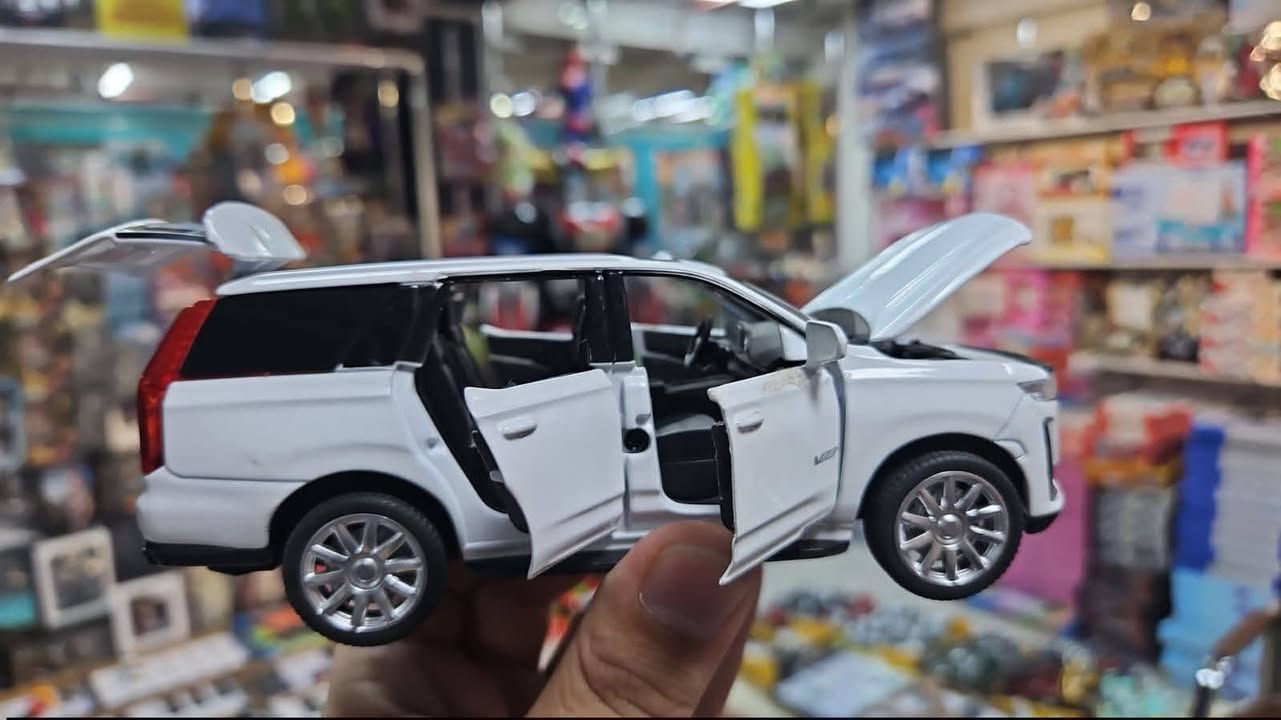 سعر القطعة 14 قطعتين 25 الف 

الحجم 17 سم 
كاديلاك إسكاليد (Cadillac Escalade)،
أجزاء قابلة للفتح: يمكن فتح الأبواب الجانبية، وغطاء المحرك، والباب الخلفي لاستكشاف التفاصيل الداخلية والمحرك.
متوفر توصيل لكل المحافظات 5الاف


**إذا كنت صاحب هذا الإعلان وتريد حذفه لأي سبب، رجاءا أرسل رسالة إلى الدعم الفني**