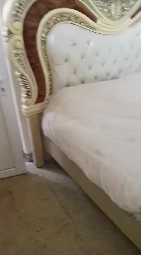 السلام عليكم غرفة للبيع السعر 700الف ودوشك طبي جديد مستعمل شهر واحد السعر 190استفسار ع الرقم ***********
