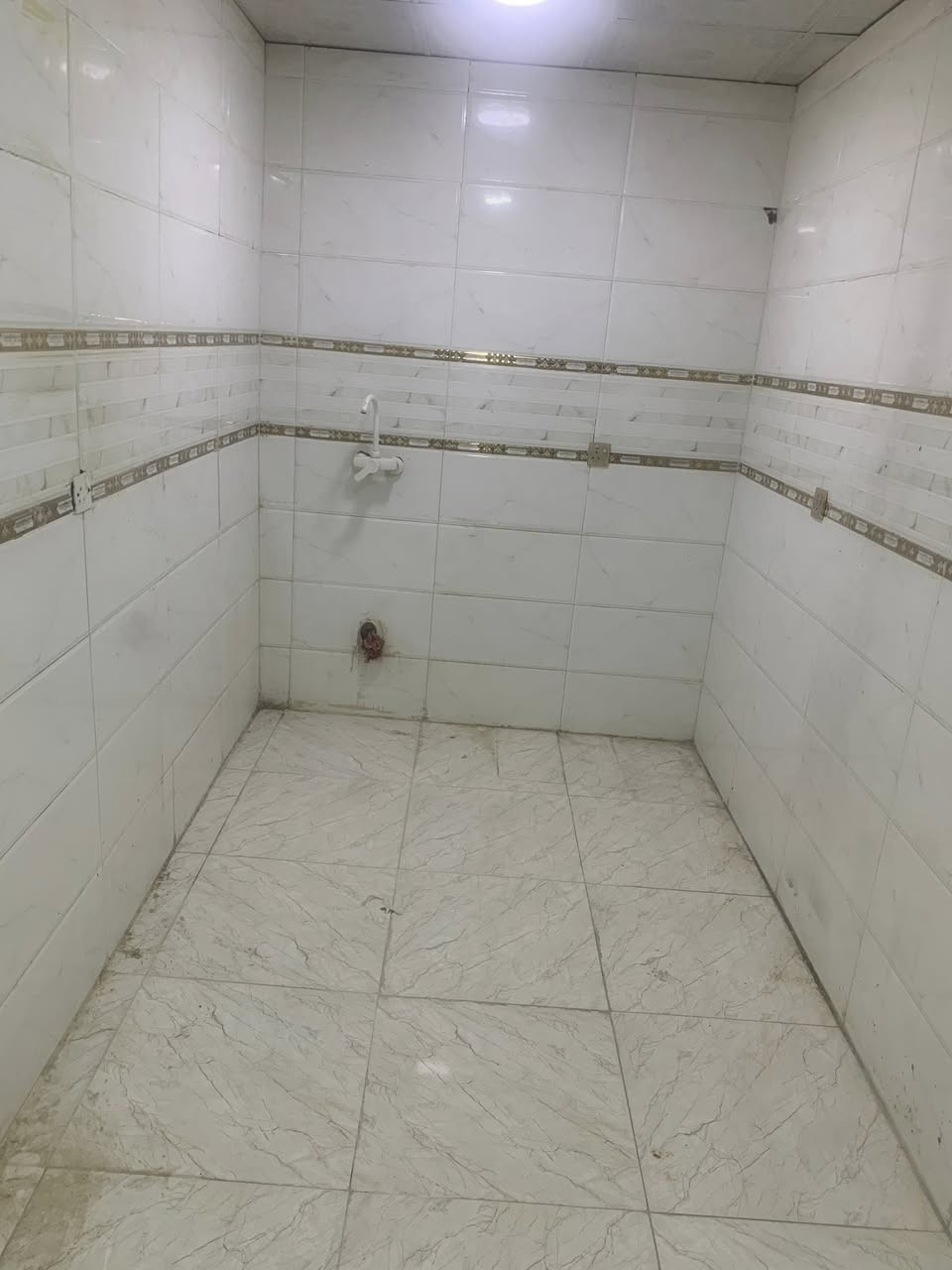 🏡 شقة ديلوكس جديدة للإيجار – مساحة 200 متر
✨ ضمن بيت طابق أول مع مدخل خارجي معزول، تصميم واسع ومريح لكل أفراد العائلة.

🛏️ التفاصيل:

 • 2 غرف نوم

 • صالة واسعة

 • مطبخ  

 • 1حمام

 • سطح خاص

💰 السعر: 450 ألف دينار (بدون حساب ماء وكهرباء)

📍 العنوان: القبلة – حي القائم، خلف مدارس العليم الأهلية

📲 للاستفسار والتواصل: [***********]

🏢 مكتب العنوان للعقارات – نضمن لك أفضل العروض وأرقى الخدمات.

شقة واسعة وجديدة تناسب الراحة والفخامة. لا تفوت الفرصة
