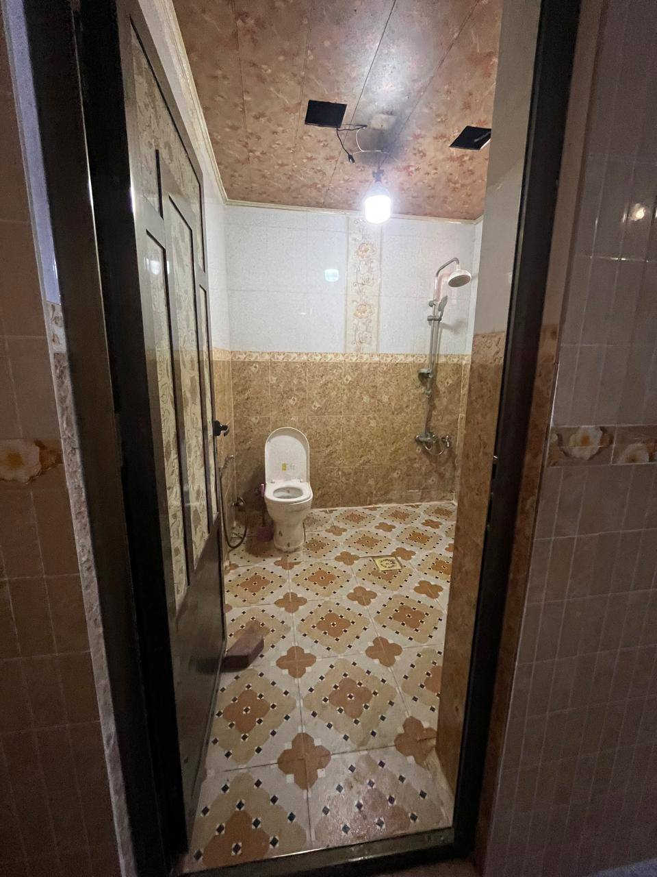 دار للبيع في حي السلام المربع الذهبي ..ركن مساحته ١٦٧ م يحتوي على ٤ غرف نوم  ٢ حمامات  واستقبال وهول داخلي مغلف بسيراميك اسباني .واجهه البيت ٨ م للاستفسار الاتصال على ***********
