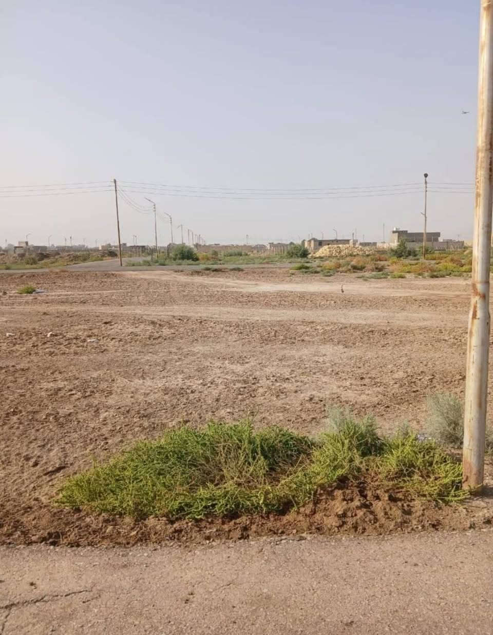 سلام عليكم قطعه 600متر لمكان مجمع الصادق مقابيل حي منصور اسيطره القديمه عبر سكة الحديد لخدمات ماي وكهرباء تبليط كلشي متوفر
طابو زراعي سند 25 بسمي  مستعجل ضروري
تصال علا اذا رقم ***********
