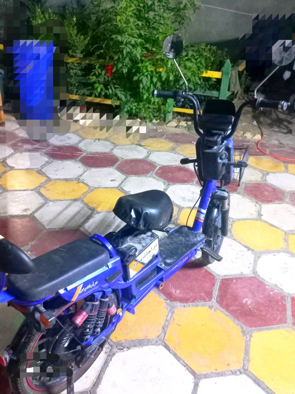 سلام عليكم دراجه شحن استعمال متوسط حالته ممتازه مواصفات
. تجي ب 6 بطاريات 12V يعني 72V 
. سرعتها 40  بطاريات قوية و تحمل وزن 150 تمشي 35 
. ملف الدفع 680 W 
. بيها هورن ولايتات شغاله و عداد سرعه 
.   4  سرعات 
سعر 300 الف و بي مجال 
... و اي شي ثاني بل صور اواستفسار  رقم واتساب 7766614803 مكان ناصريه قضاء النصر