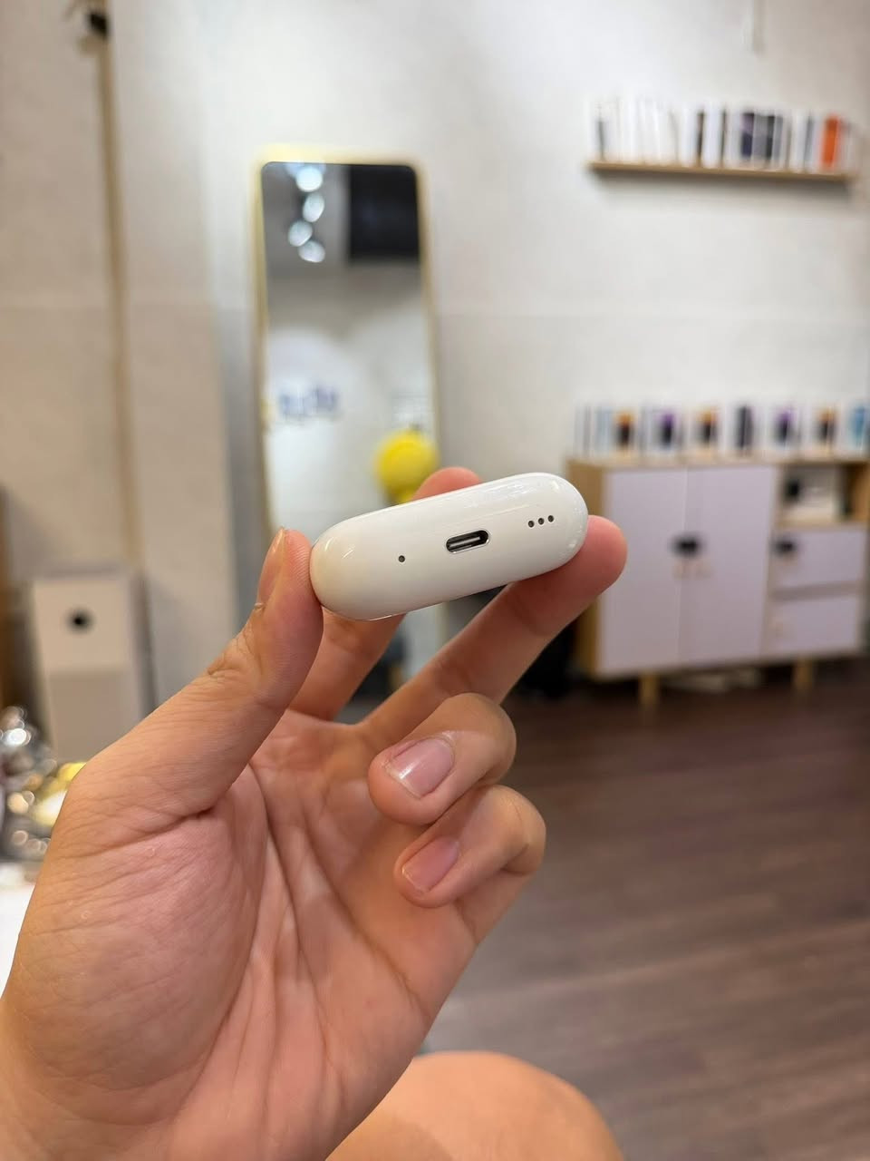 Air pods pro 2 اصلية بالة 
وصول حاوية جديدة Air pods pro 2 , نظافة 100% قطع كلش نظيفة ، اصلية شرط الفحص قبل دفع ، لازالت بضمان شركة ابل ، استيراد علي إكسبرس ( بدون كارتون ) 
كله شغالة شحن ممتاز بطارية قوية تقاوم ثلاث أيام ، مايكات ممتازه 
قطع محدودة جدا بنظافة 100%
البيع مستعجل بسبب وصول حاوية جديدة 25 الف وتسوى اكثر ، سعرها الحقيقي يعبر ال 150 الف 
حجز واتس اب فقط فقط ***********
