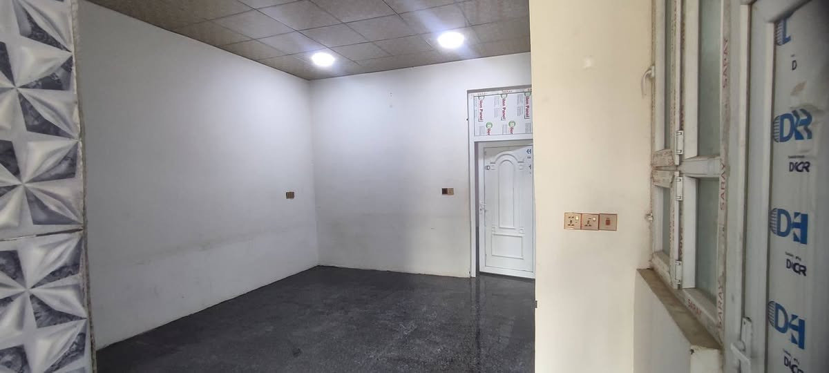 الدار للبيع في كاطون الرحمة بمربع 6الاف  المساحة 120 متر البناء طابقين يحتوي على 3غرف نوم +صحيات لكل طابق +صالة عدد2+استقبال+ مطبخ + منور عدد 2 الطابق الثالث بيتونة وسطح اي استفسار اخر متواجد على الفيس او اتصل على هذا الرقم (***********)
