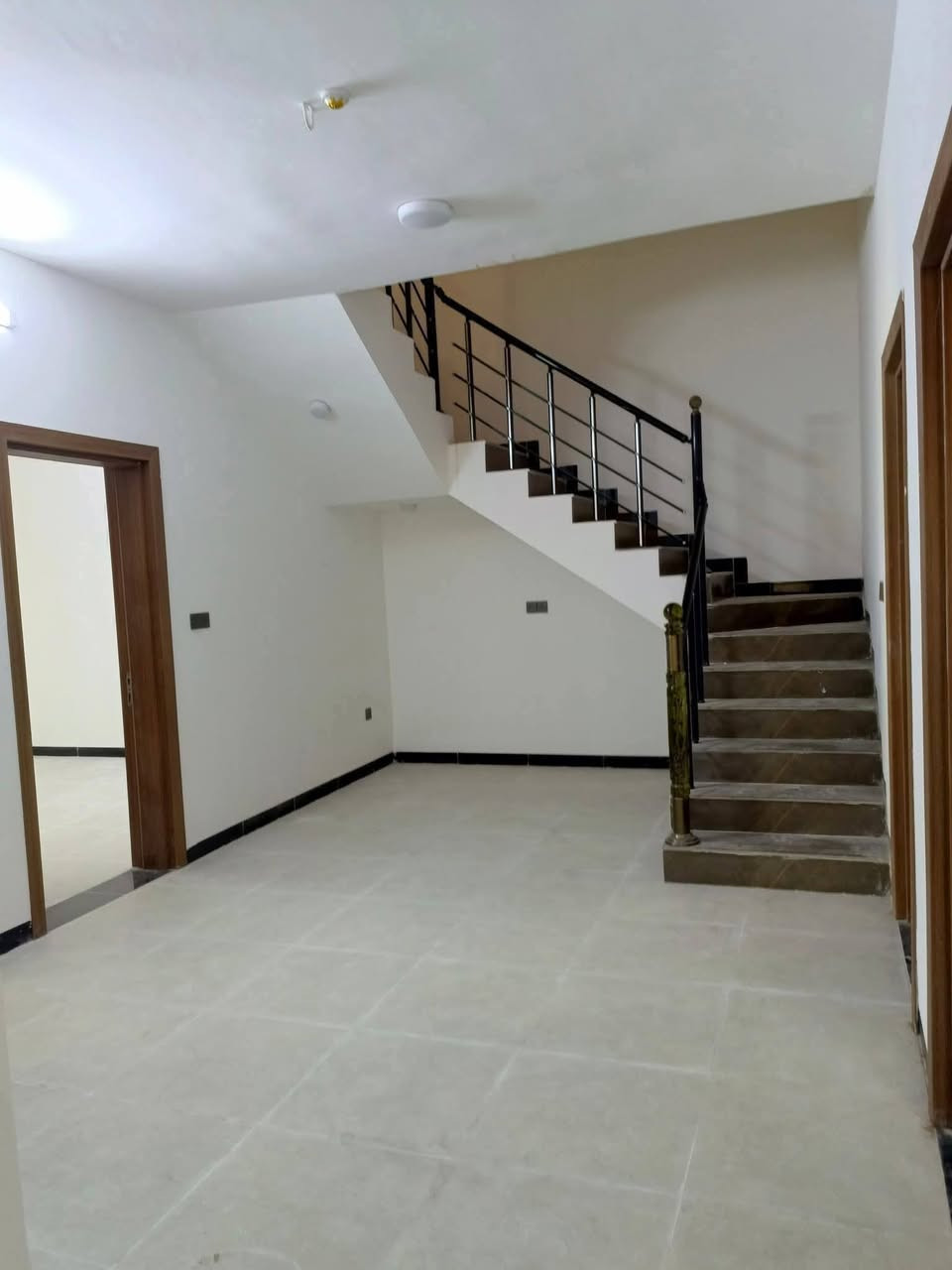 بيع مستعجل بيع مستعجل بيت طابقين للبيع في مجمع السلام مجاور ملعب الصوفيه  البيع نقدا او مراوس بقطعة ارض في الزراعه او حي الاساتذه
يحتوي البيت على 4 غرف نوم واستقبال ومطبخ وهول وصحيات مساحته 200 متر
السعر 150 مليون او مراوس بقطعه ارض بل زراعا 
الاتصال على الرقم *********** يوجد فيه واتساب
