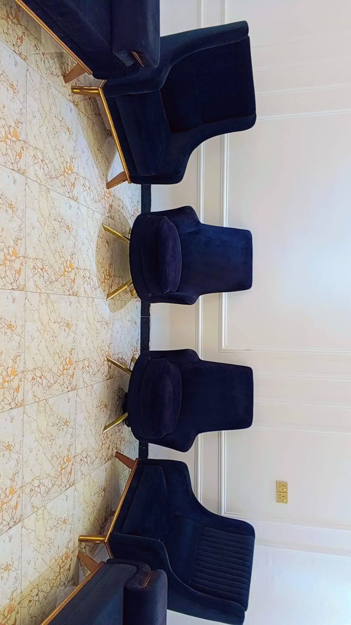 تخم 12 مقعد خشب ثقيل
ضهر قلب ويده قلاب
استخدام قليل كلش 
سعره 800 الف 
مكان بغداد الدوره المهديه الثانيه 
***********
