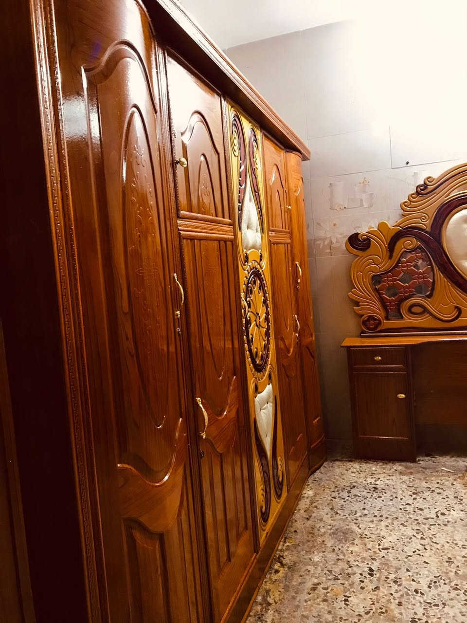 غرفة نوم عراقي مستعمل نضيف   (5) باب ضهر براغي زاوية كنتوريه سعر (500) العنوان بغداد مدينة الصدر نهايه شارع الاورفلي متواجد واتساب أكو خدمة توصيل 🚚 *********** اشتري غرفة نوم عراقي
