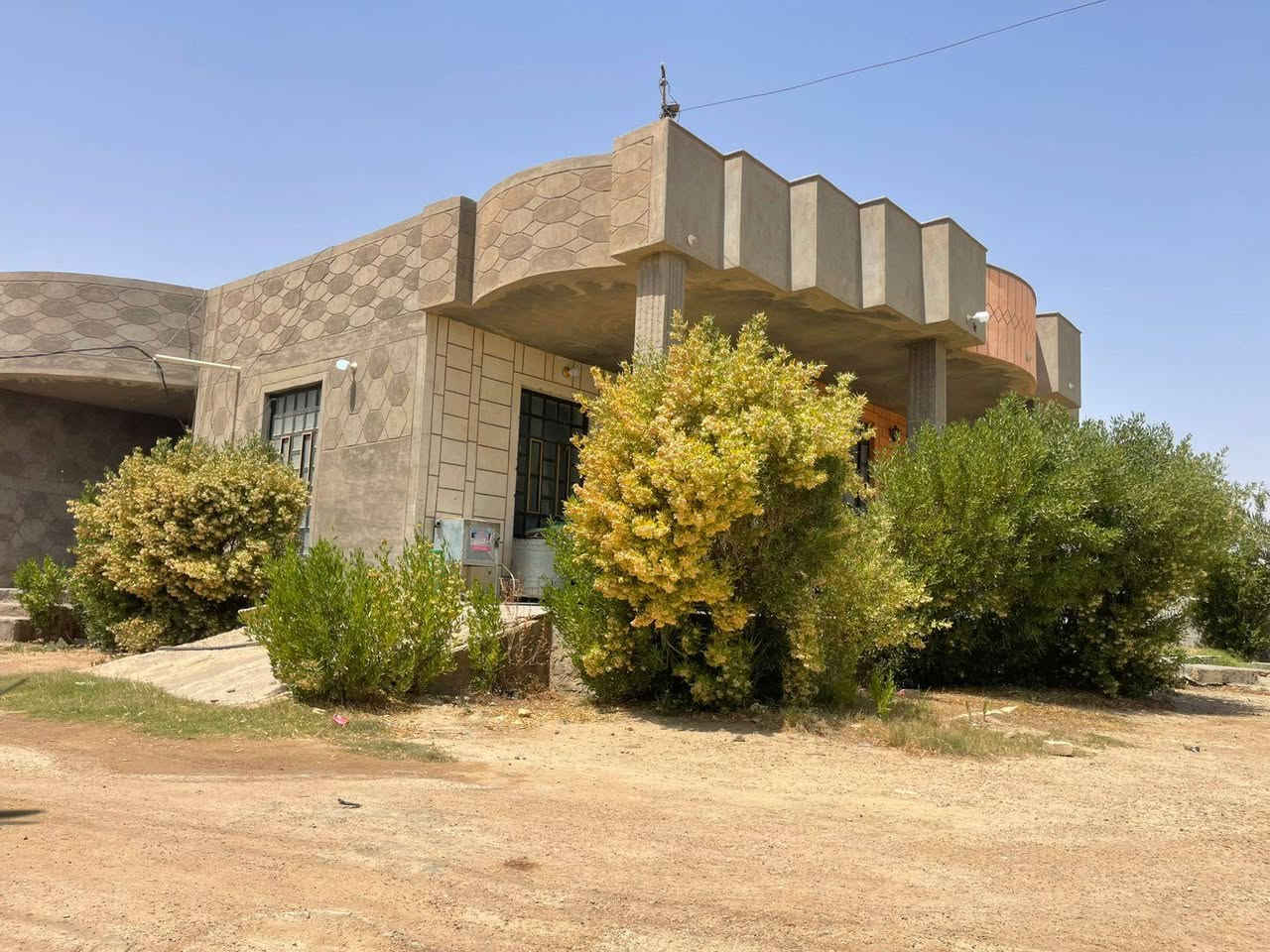 🏡 عرض اليوم — دار للبيع بموقع مميز 🔥

إذا كنت تبحث عن الراحة والأمان والاستقرار فهذا العرض مناسب إلك 👌

📍 الموقع: الرمادي — ناحية اليرموك
قرب مدرسة السيف المجرب ومدرسة الشمس للبنات
داخل منطقة سكنية متكاملة تتوفر بيها جميع الخدمات:
✅ ماء
✅ كهرباء
✅ تبليط
✅ مدارس
✅ خدمات بلدية

📚 شارع المدارس يضم خمس مدارس ابتدائية ومتوسطة وإعدادية للبنات والبنين، يعني موقع مثالي للعائلة والسكن الهادئ.

📐 مساحة الدار مع الأرض: ٢٠٠٠ متر

🏠 محتويات الدار:
▪️ ديوان استقبال
▪️ هول
▪️ صالة داخلية كبيرة
▪️ غرفتين نوم
▪️ مطبخ حار وبارد
▪️ حمامات داخلية وخارجية

🔨 البناء حجر وسمنت مع رباط أرضي

⚠️ ملاحظة مهمة:
جنس الأرض واقع حال (لزمة) مكفولة من أي مشكلة عشائرية
تعهد وبصمة ومكاتبة حال المنطقة بالكامل
ولا يوجد طابو

📞 للاستفسار والمعاينة مراجعة:
مكتب العسافي للخدمات العقارية

#الرمادي
#اليرموك
#عقارات_الأنبار
#عقارات_الرمادي
#دار_للبيع
#بيت_للبيع
#استثمار
#عروض_عقارية
#مكتب_العسافي
#بيع_وشراء
#العراق
#الأنبار
#بيوت_الرمادي
#دار_واسعة
#سكن_عائلي
#موقع_مميز
#عقار
#عقارات
#فرصة_استثمارية
#شراء_دار
#بيت_أحلامك
#العسافي_للخدمات_العقارية


**إذا كنت صاحب هذا الإعلان وتريد حذفه لأي سبب، رجاءا أرسل رسالة إلى الدعم الفني**