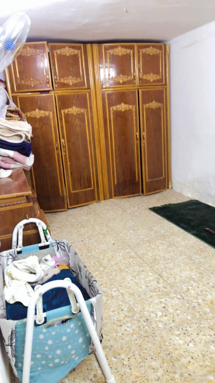 سلام عليكم بيت للبيع
عنوانه الامين الثانيه بلسده الاوله 
قريب ع سوك 
مساحة 80م
استقبال وصاله ومطبخ وغرفه 
السكف صب وكله مطبك كاشي 
واجهه 5
فرع عريض وقريب ع شارع 
للتواصل 
***********
