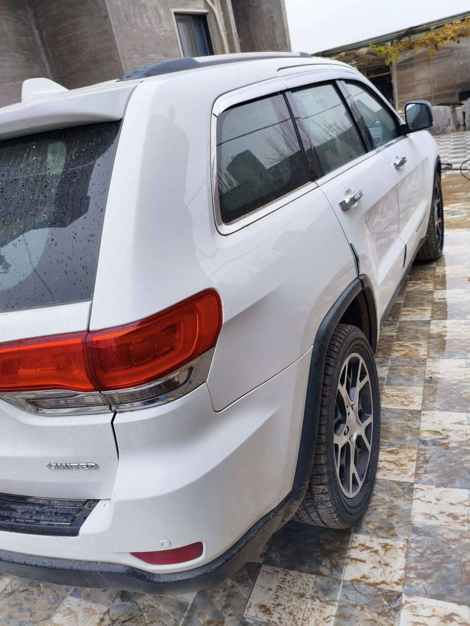 جيب لمتد
موديل 2014 
المواصفات فول بس الصندوك الخلفي مو كهربائي 
كير طياره 
بي طخه بسيطه اباب السايق والوراه ومتصلح bdr وبيه اباب السكن طخه بسيطه
السعر 24000 وقابل للمفاوضه للشراي 
للتواصل ***********
