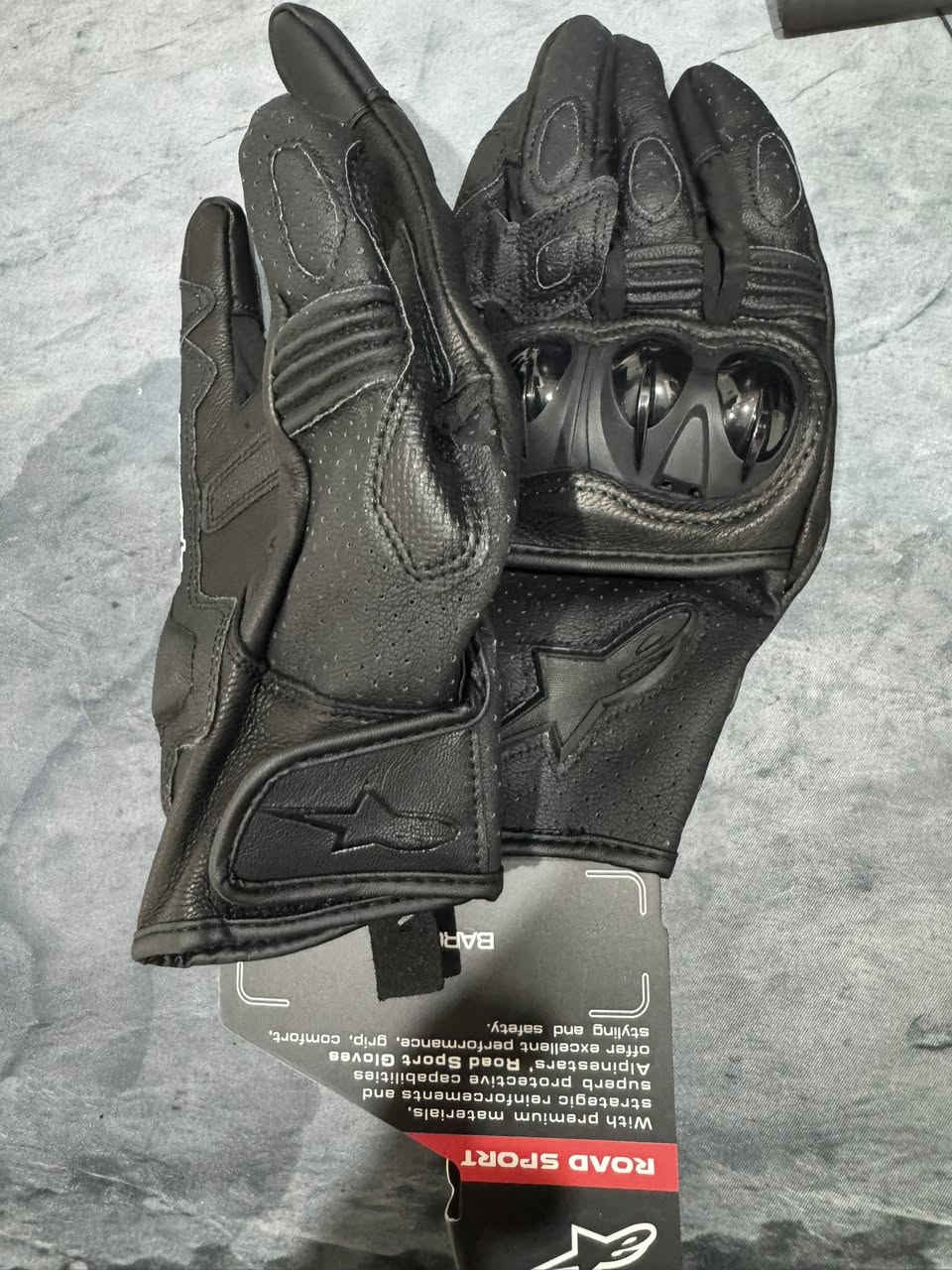 🔥 للبيع – قفازات Alpinestars أصلية 🔥
متوفر:  
🖤 اللون: أسود وأحمر  
📏 القياسات: Medium – Large – XLarge  
✨ الحالة: جديدة 100% غير مستخدمة  
💪 خامة قوية وجودة عالية  

🚚 توصيل متوفر لجميع أنحاء العراق  

📩 للاستفسار خاص  
📞 أو الاتصال على: ***********
