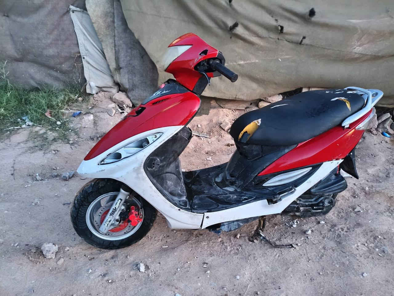 سلام عليكم دراجة كامكو جي4 للبيع سعر ٢٠٠ الف كهربائيات كلها شغال هندر ونكره سلف فقط بيها خيط بخار العنوان حي النداء رقم***********
