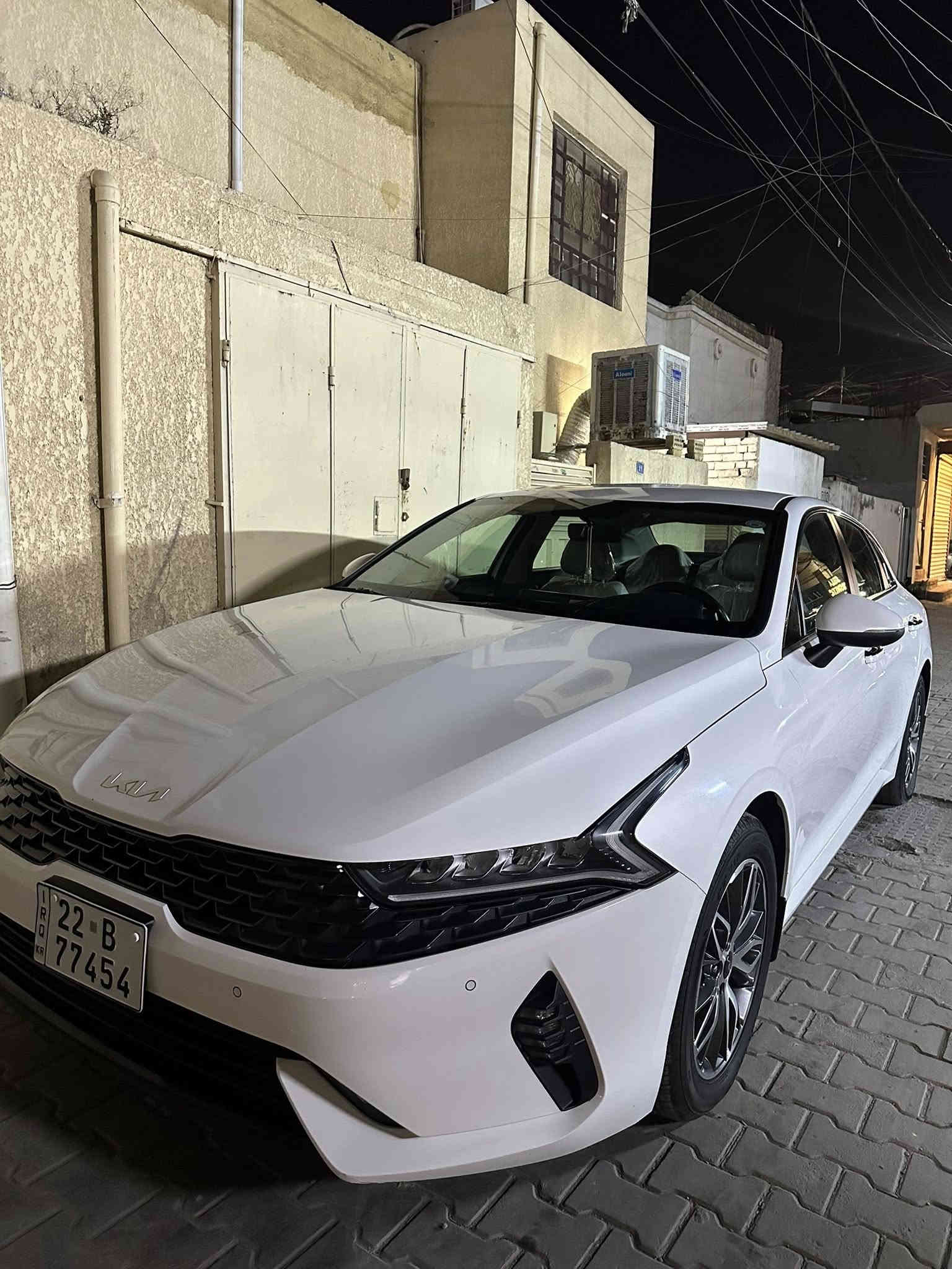 السلام عليكم 
k5 للبيع 
موديل 22  سعر 197 

مواصفات خليجي كفاله عامه محرك 2000 دوش كشنات جلد 
قطعتين تبريد 
تشغل عن بعد 
كشن كهرباء 
5 وضعيات قياده 
رادار خلفي امامي 
ترحيب عند الاقتارب
ماشيه 63 
سياره جديده عل وضع الشركه 
بيه فقط شخط جداً بسيط 
رقم اربيل الجديده بسمي 
مكاني بغداد الحريه 
للاتصال على الرقم ***********
