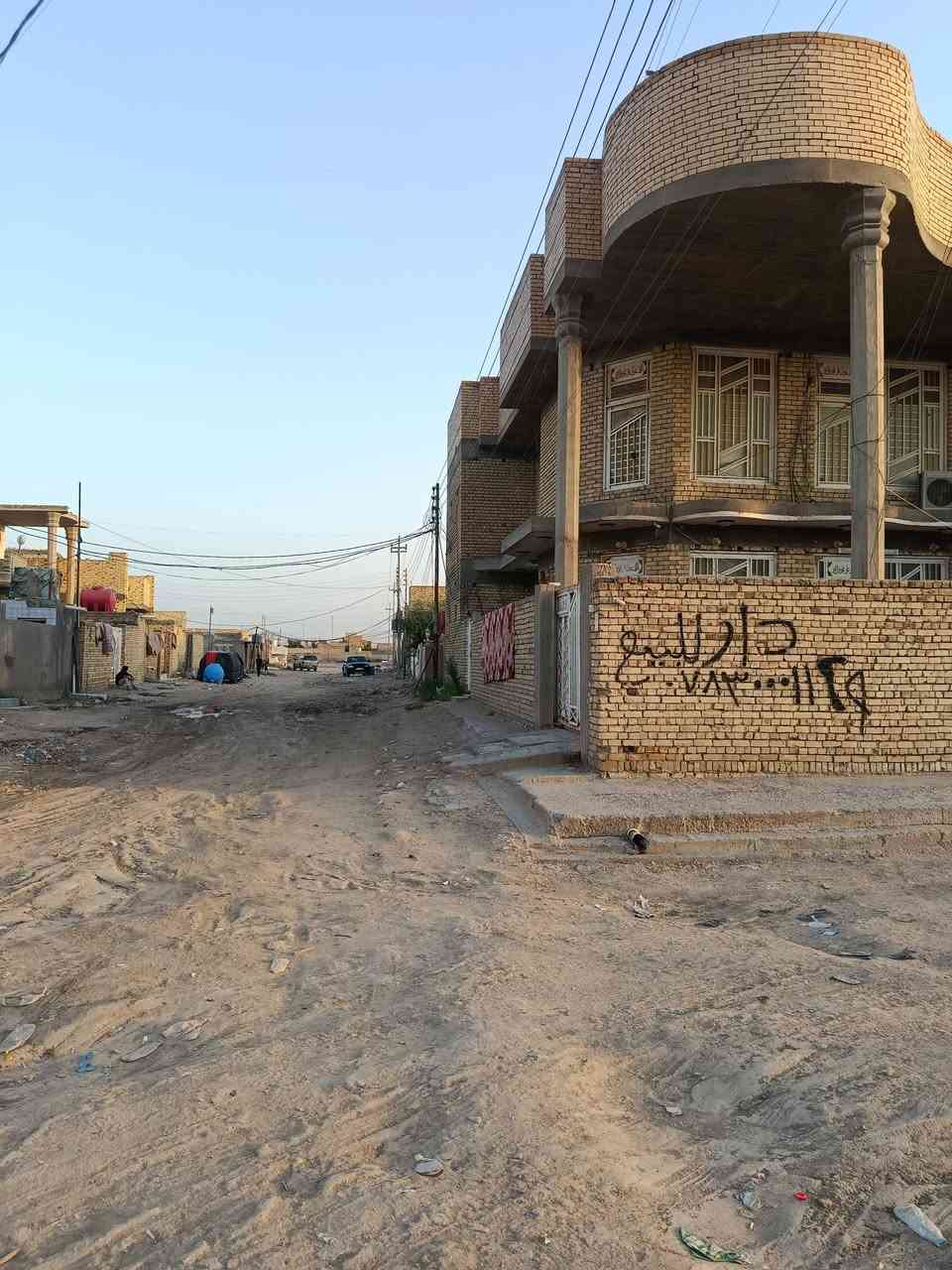 بيت للبيع مساحه 300متر طابو بسمي
البيت ركن على شارعين الشارع الرئيسي 15متر
الشارع الفرعي 15متر
العنوان الشطره حي الزهراء،،،،، بداية حي الزهراء 
غرب الجسر شارع الشهداء 
     تفاصيل البيت الاتصال عالرقم   ***********
